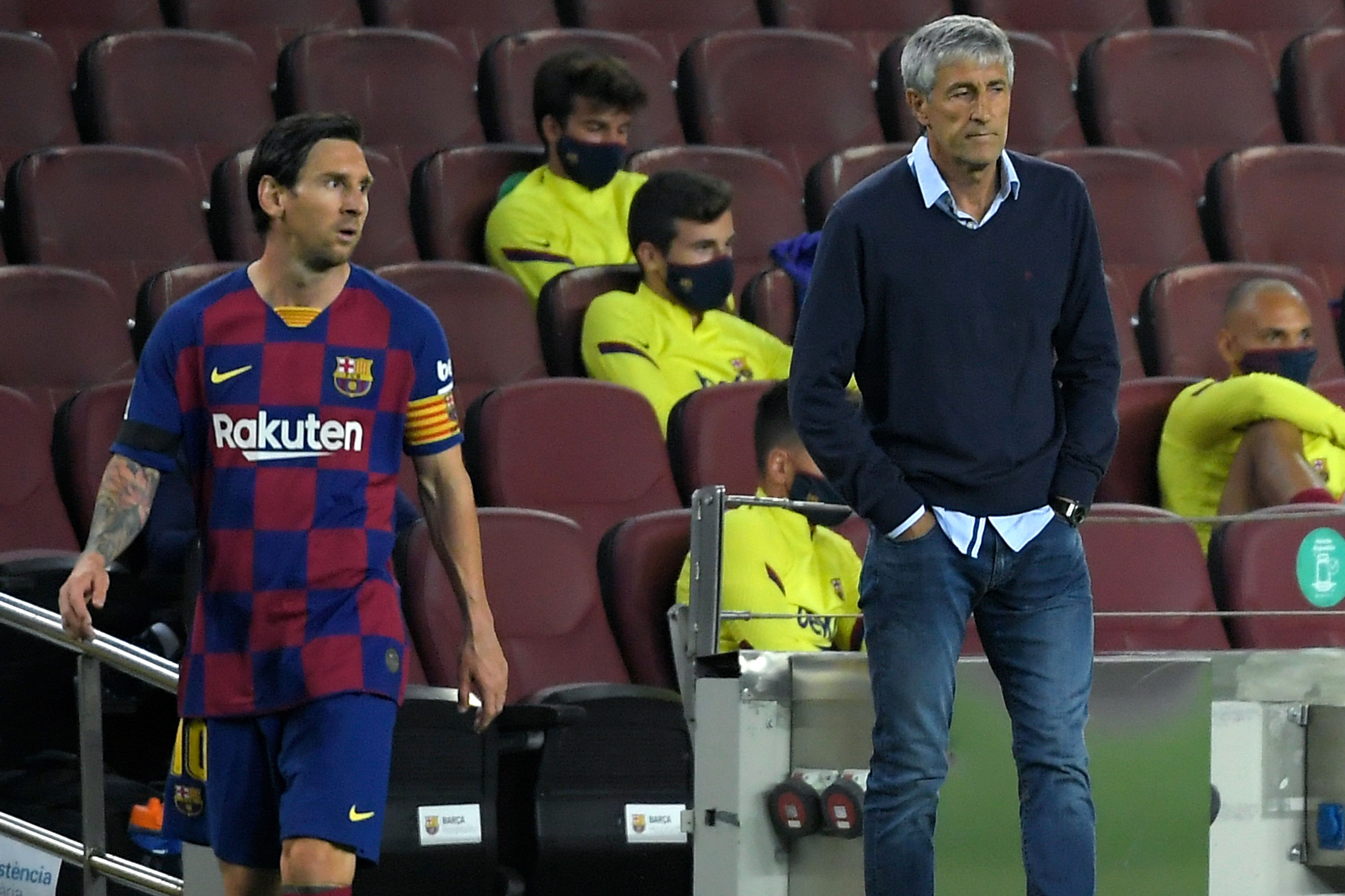 Mantan pelatih Barcelona Quique Setien (kanan) bersama Lionel Messi.