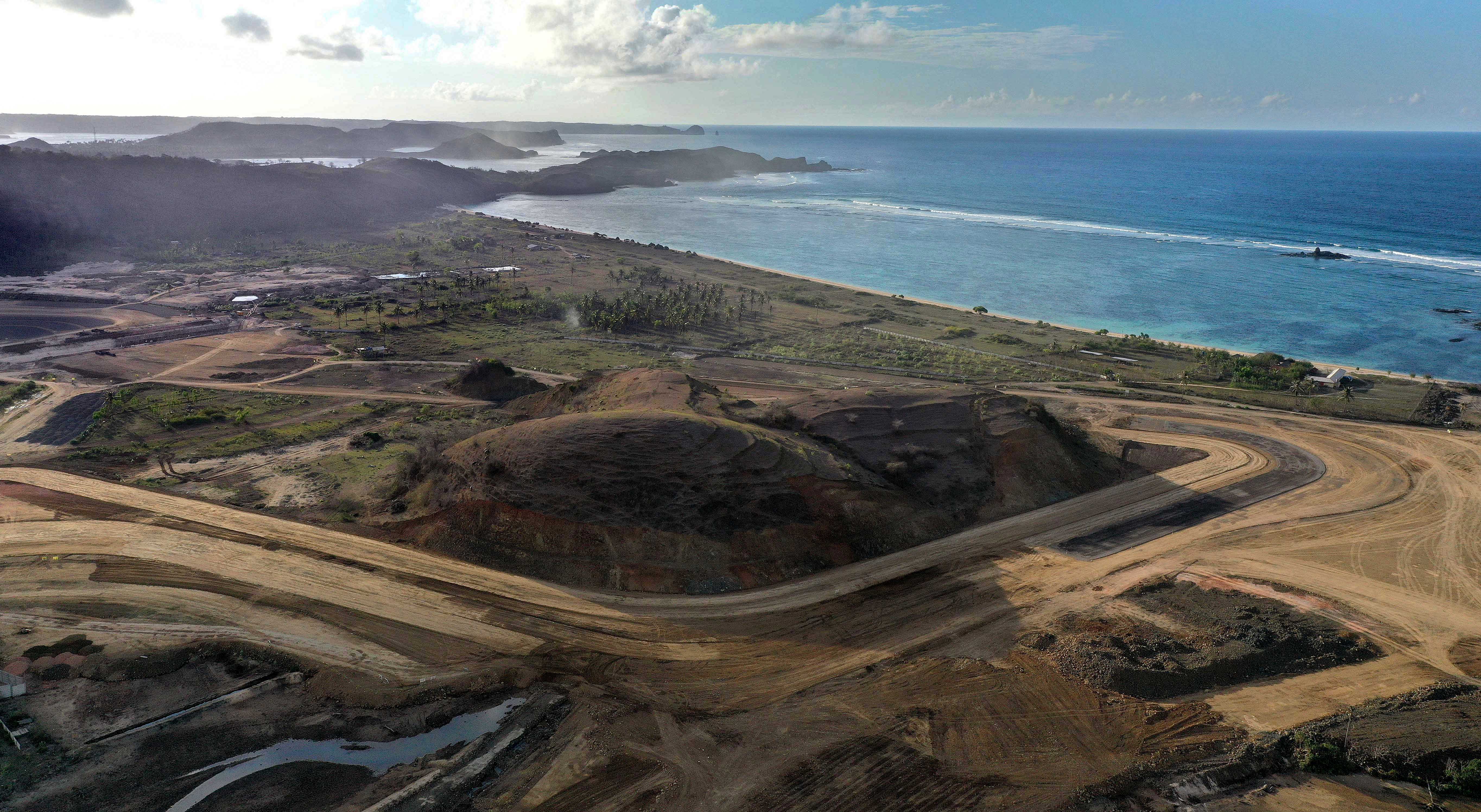 Perkembangan terkini proyek Sirkuit Mandalika dengan pemandangan pantai melalui foto udara di Mandalika, Nusa Tenggara Barat