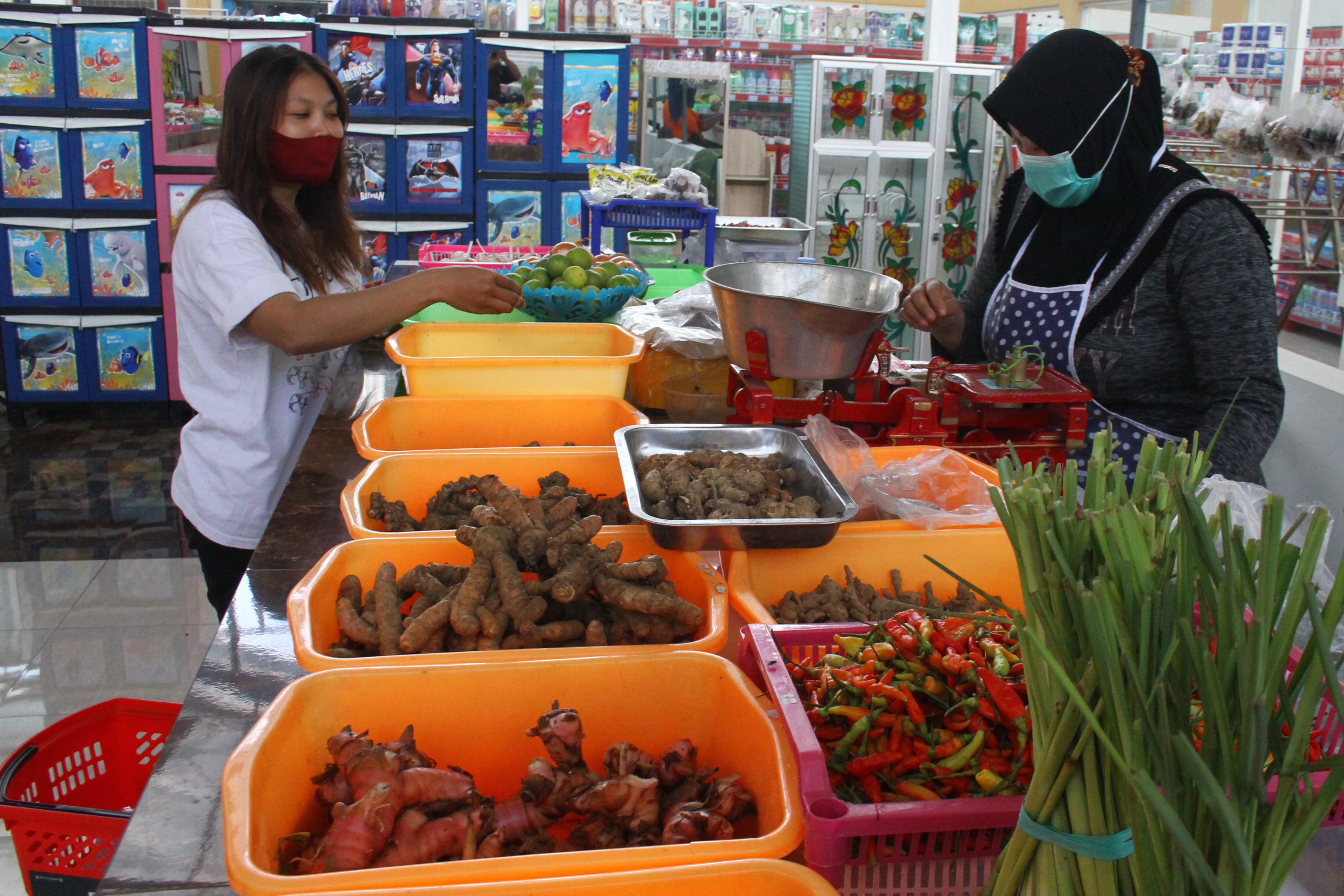 Serba digital, saat belanja operator membelikan barang yang dipesan konsumen untuk selanjutnya dikirimkan melalui jasa kurir.