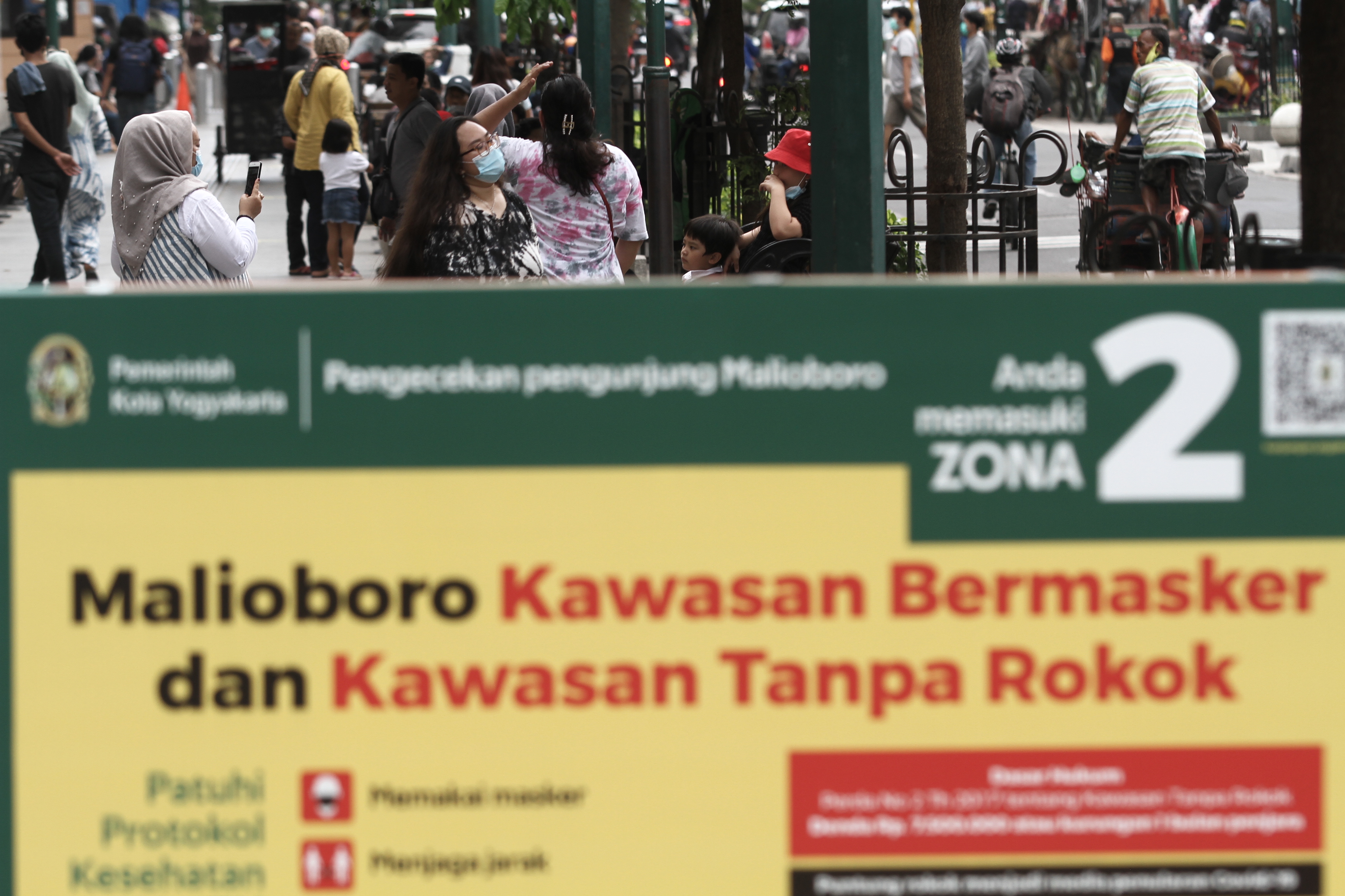 Pengunjung berada di kawasan Malioboro, DI Yogyakarta, Senin (16/11).