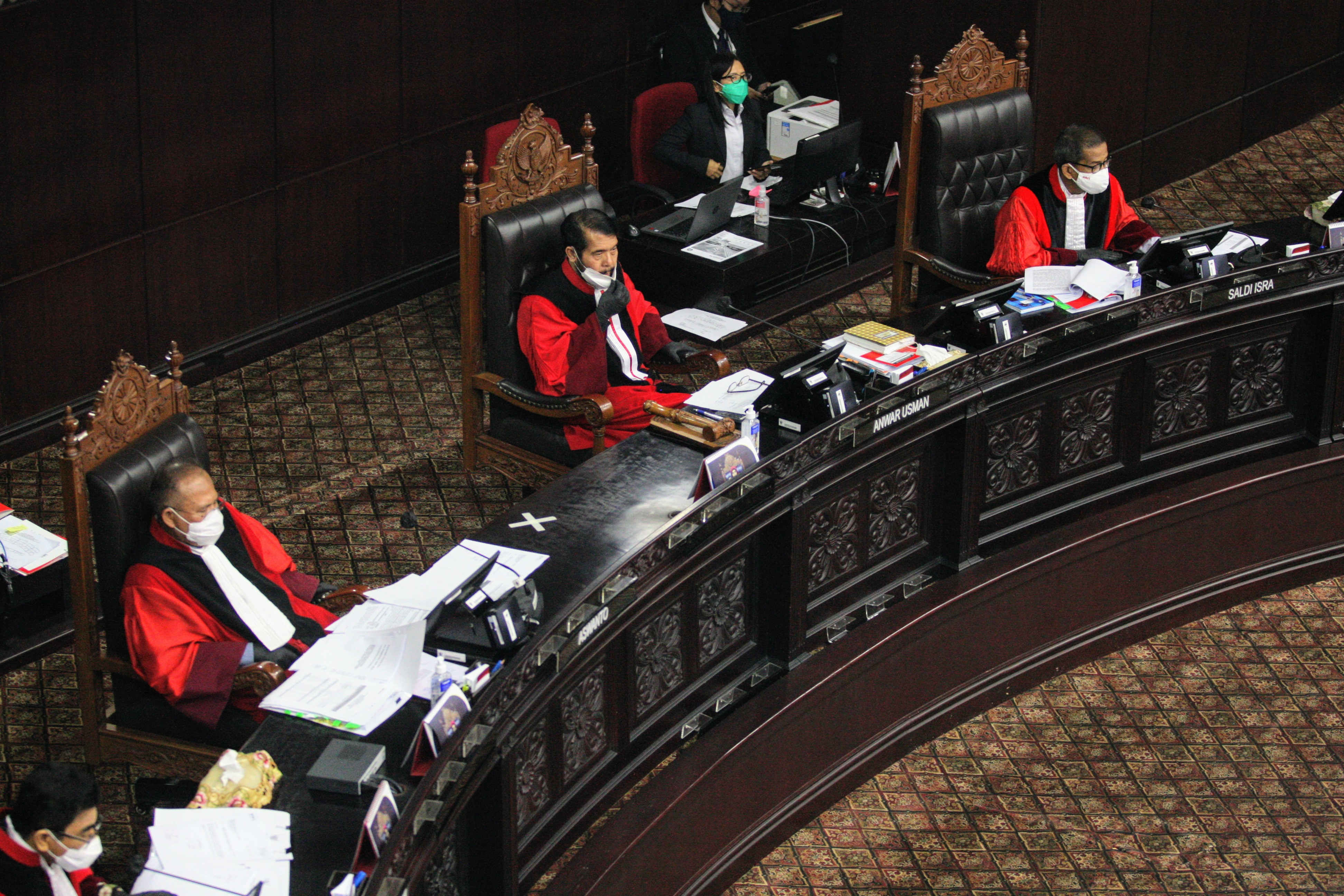 Ketua Mahkamah Konstitusi Anwar Usman (tengah) memimpin sidang pengujian materi UU Pilkada, di Gedung MK, Selasa (3/11).