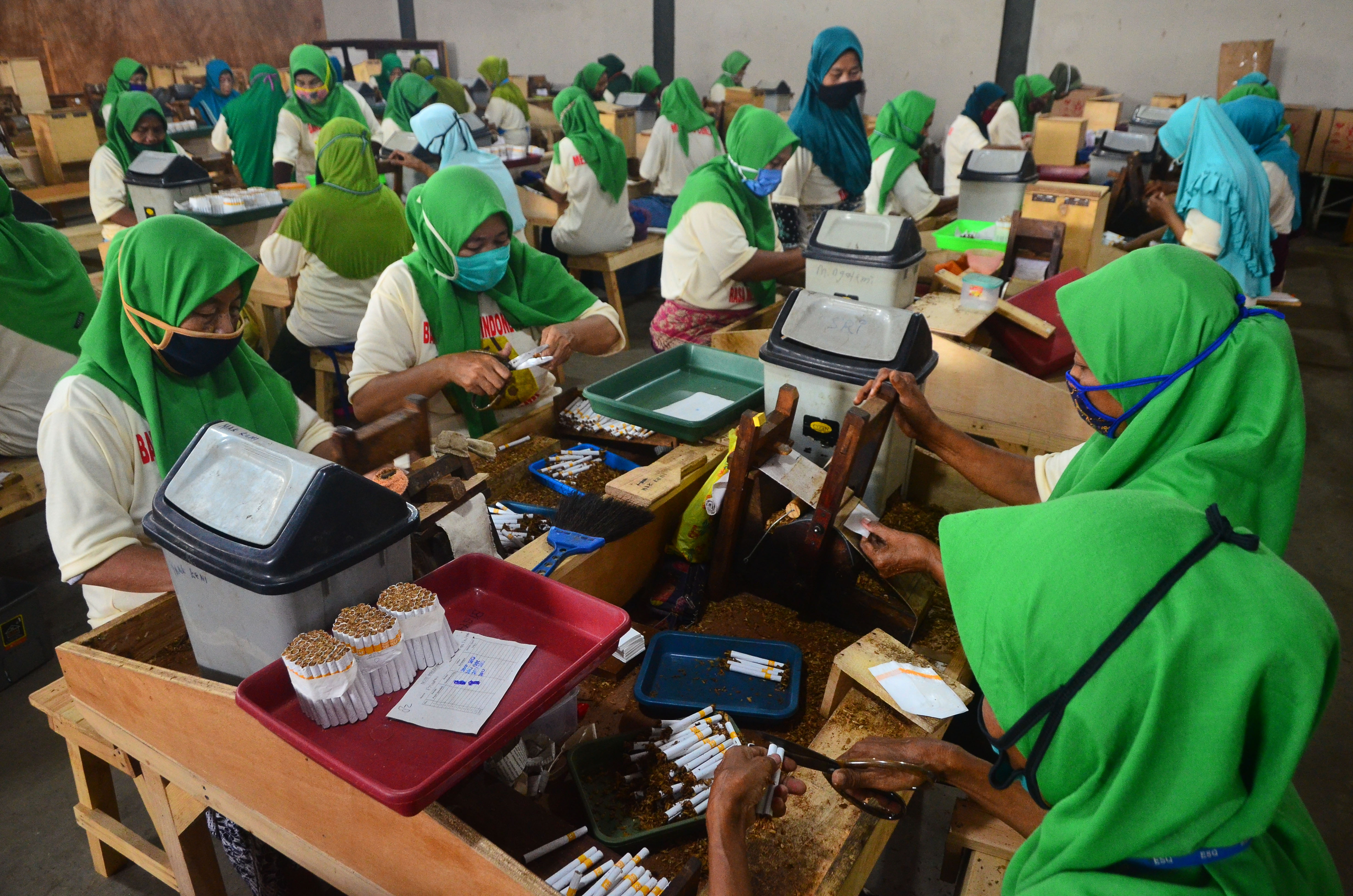 PENYERAPAN BANTUAN SUBSIDI UPAH UNTUK PEKERJA: Sejumlah pekerja melakukan pelintingan rokok di Kudus, Jawa Tengah, Kamis (22/10/2020