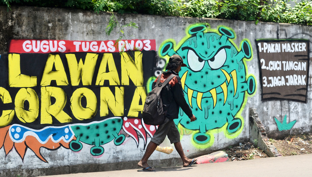 Mural kampanye cegah penyebaran covid-19 di Jalan Pahlawan Komarudin RW 03, Cakung Barat, Jakarta Timur.