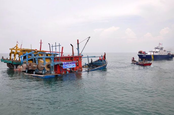 Tim Satuan Tugas Pemberantasan Penangkapan Ikan Secara Ilegal (Satgas) 115 menenggelamkan tiga kapal ikan asing di Perairan Belawan, Medan. 
