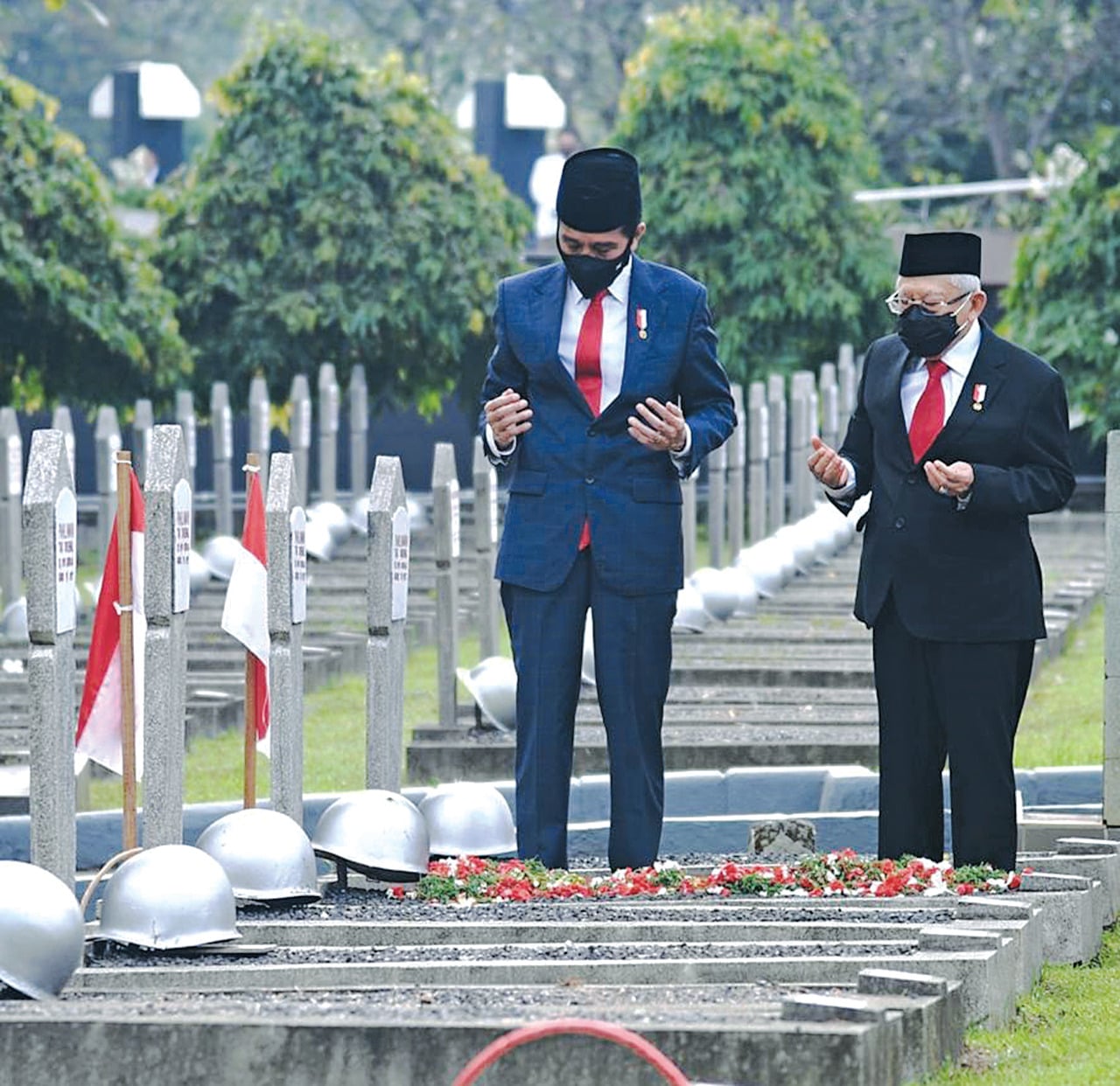 Presiden Joko Widodo bersama Wakil Presiden Ma’ruf Amin berdoa di pusara pahlawan seusai mengikuti Upacara Ziarah Nasional di TMP.