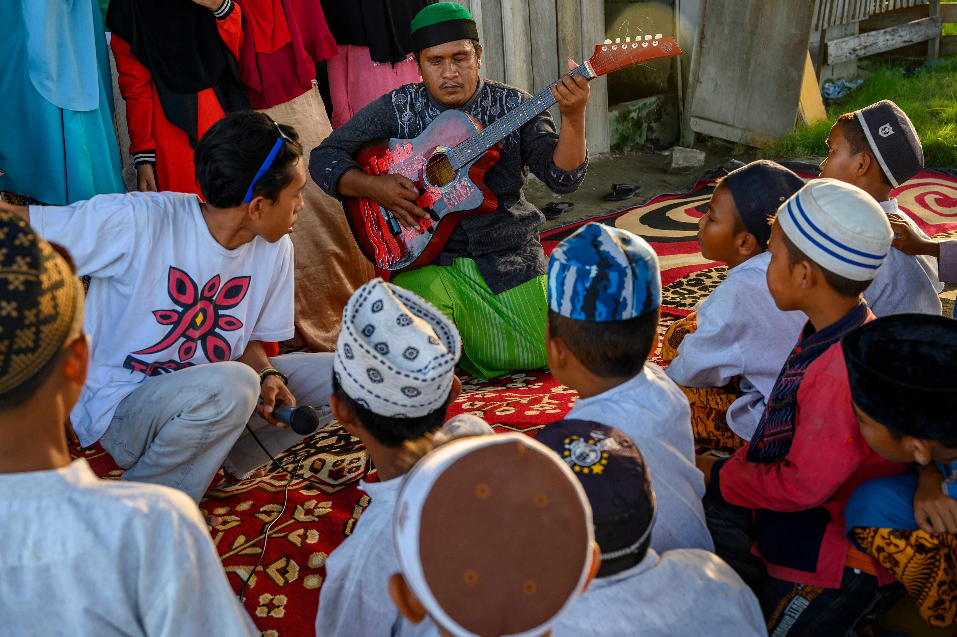  Sejumlah anak asuh dihibur seorang penyandang disabilitas di salah satu panti asuhan di Kabupaten Sigi, Sulawesi Tengah, Jumat (30/10/2020)