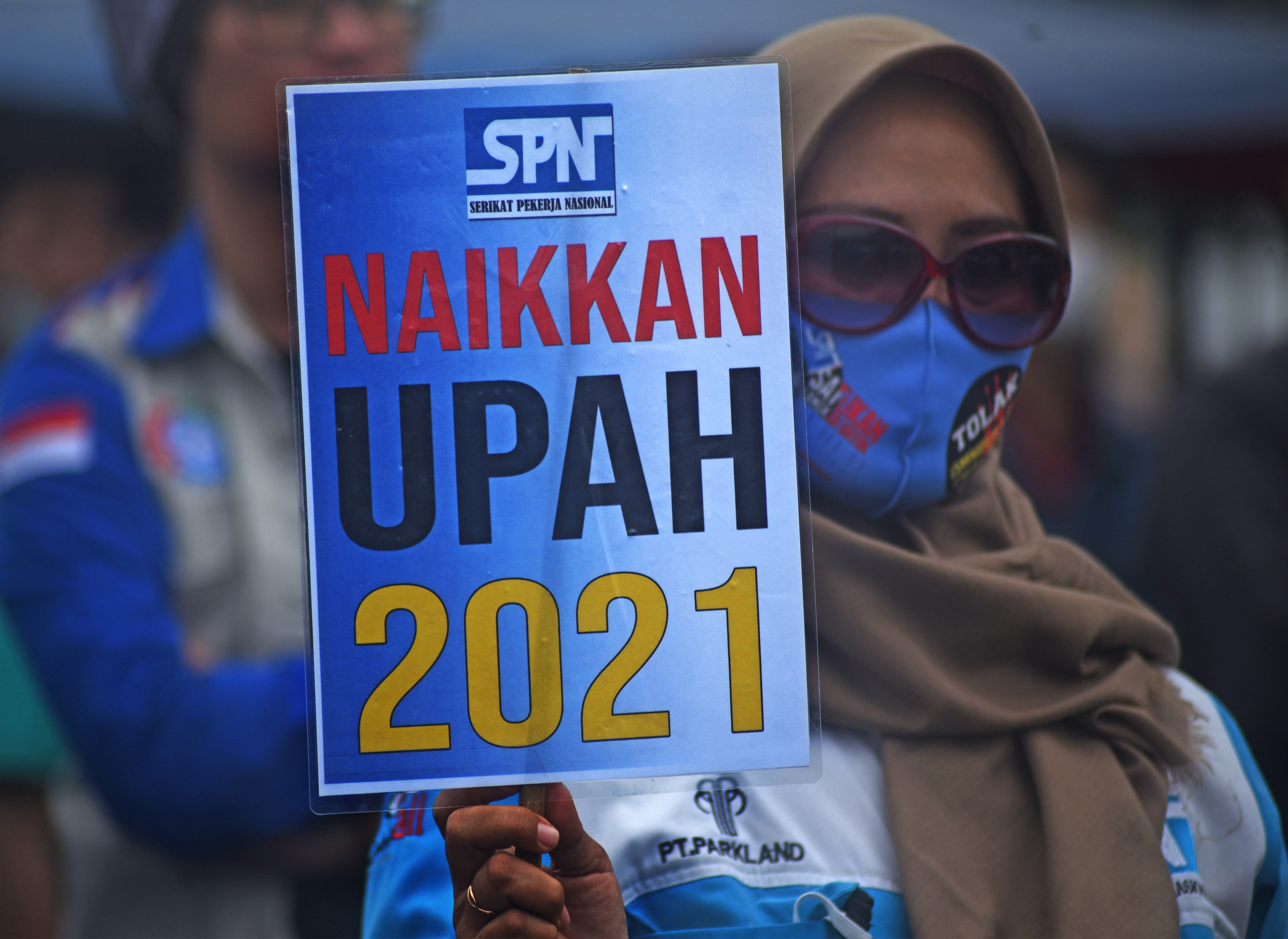 Pekerja meminta kenaikan upah untuk tahun depan (2021) karena inflasi yang tinggi sehingga kebutuhan hidup meroket.