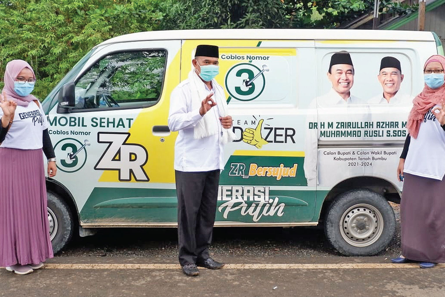ELEKTABILITAS TERTINGGI: Calon Wakil Bupati Tanah Bumbu nomor urut 03 HM Rusli (tengah), yang berpasangan dengan mantan Bupati Tanah Bumbu, 