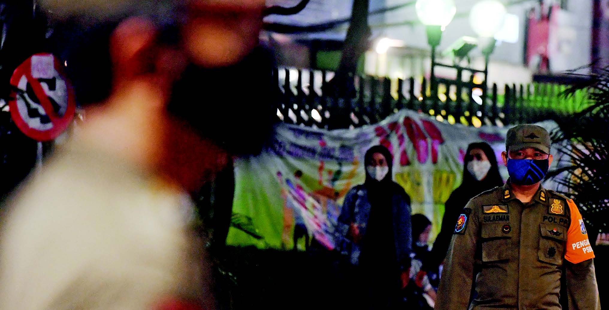 DILARANG BERKUMPUL UNTUK MENEKAN PENULARAN: Petugas Satpol PP berjaga saat Operasi Yustisi protokol kesehatan covid-19  