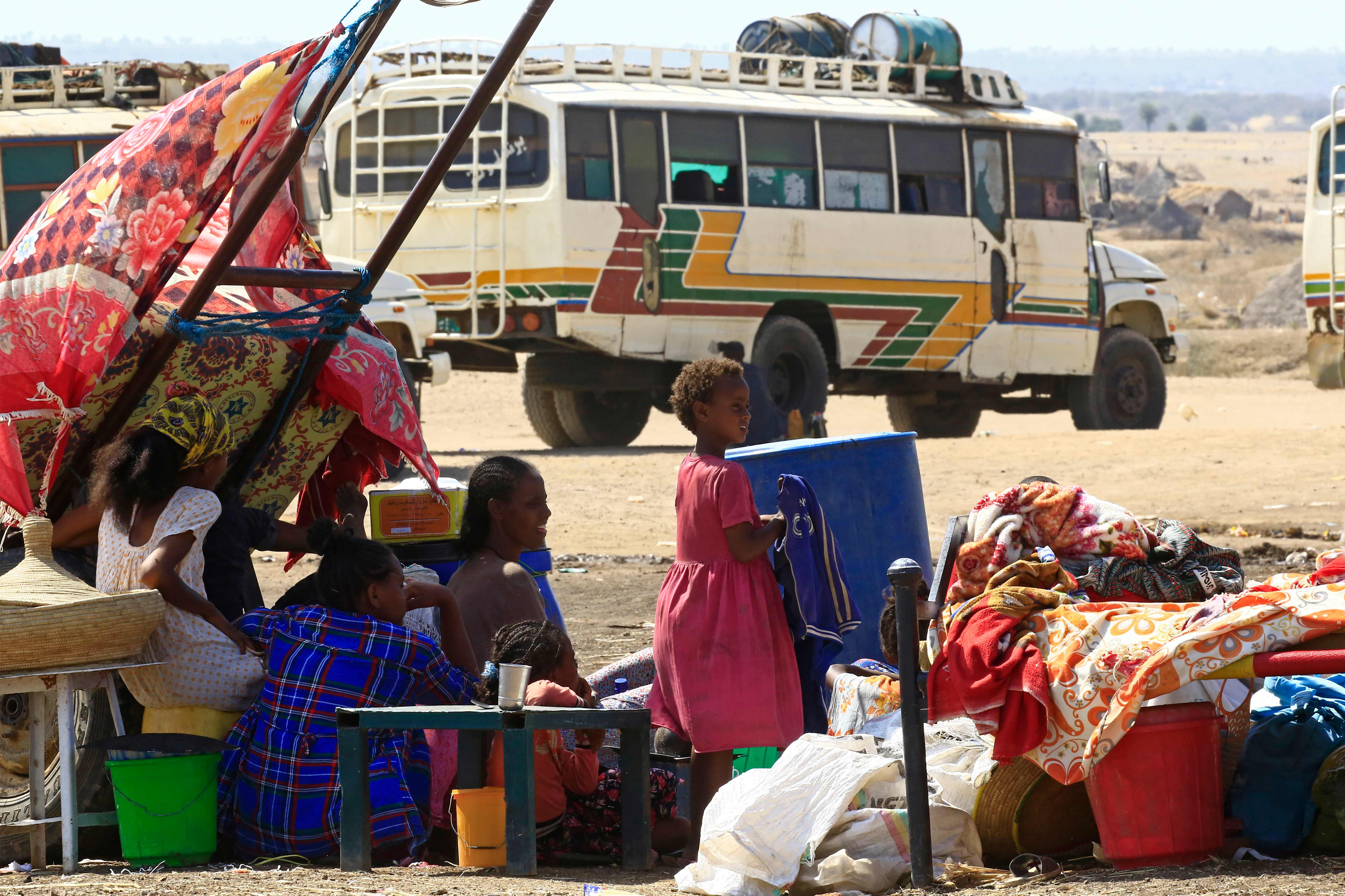 Warga mengungsi sejak konflik di Kota Tigray, Ethiopia. PM Ethiopia Abiy Ahmed menyatakan militer telah mengendalikan kota tersebut.