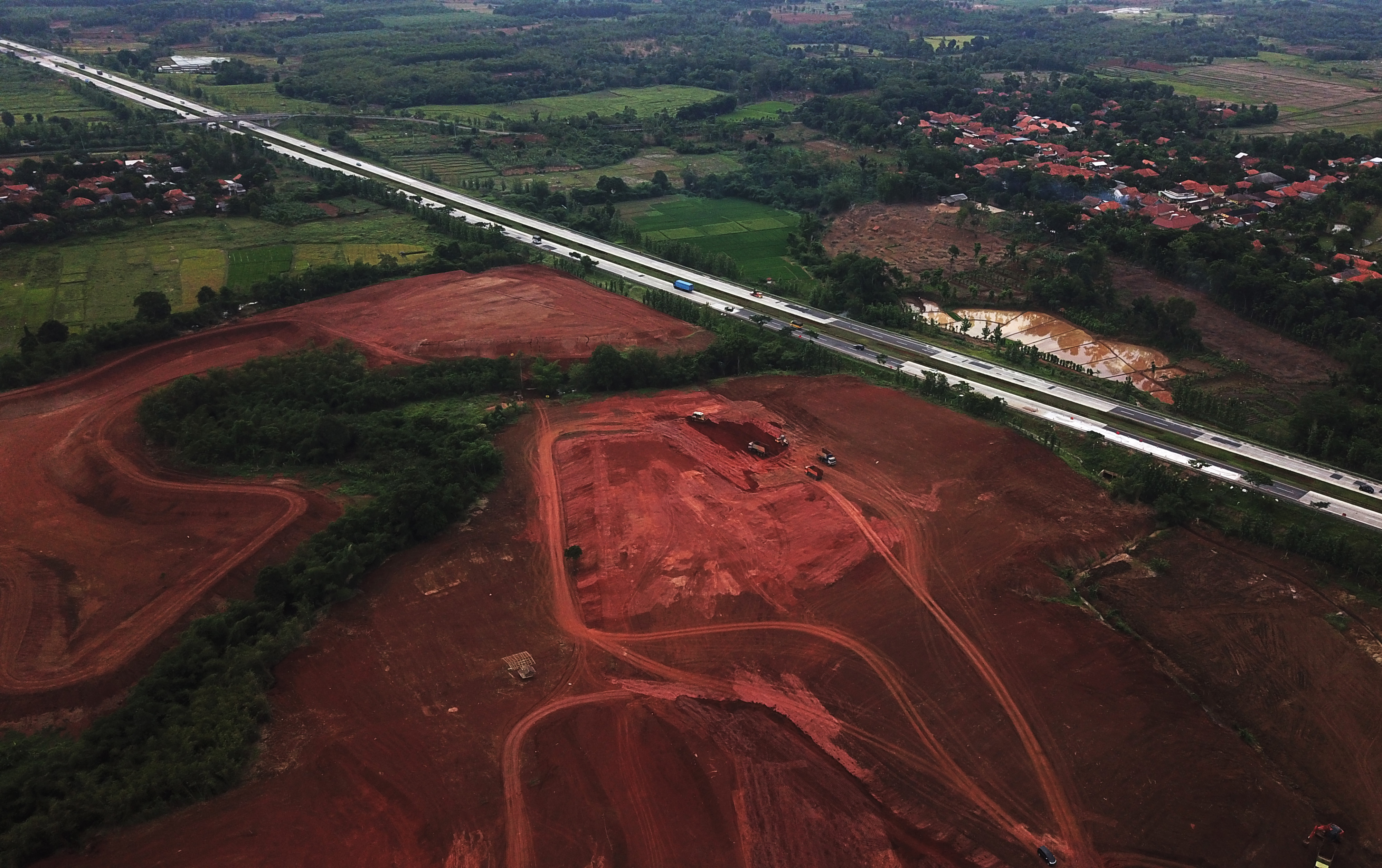  Foto udara proyek pembangunan Kawasan Subang Smartpolitan di samping Tol Cipali di Kabupaten Subang, Jawa Barat, Rabu (18/11/2020).