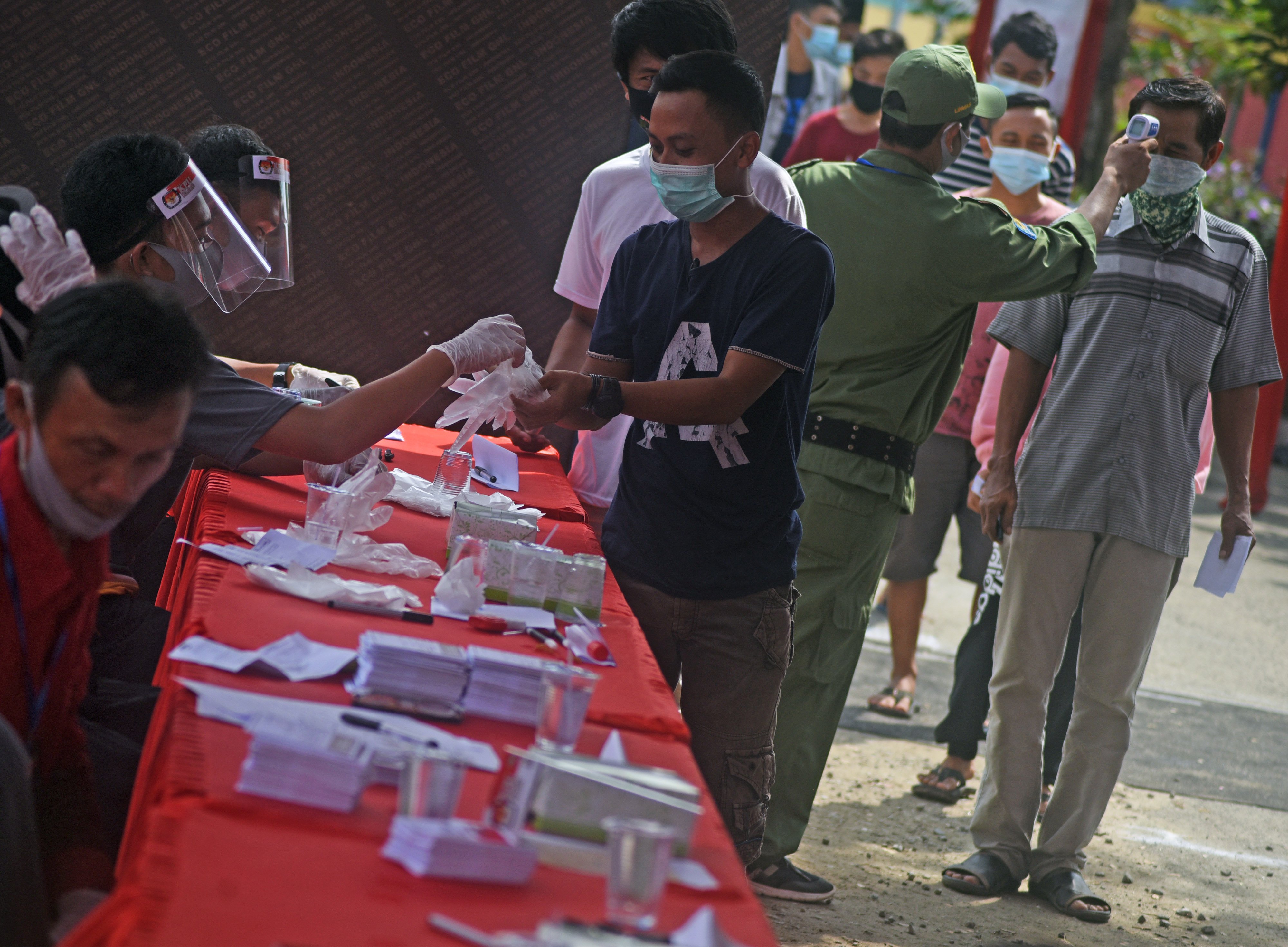  Sejumlah warga mengikuti simulasi pemungutan suara Pilkada Serentak di Jawilan, Serang, Banten, Sabtu (21/11/2020). 