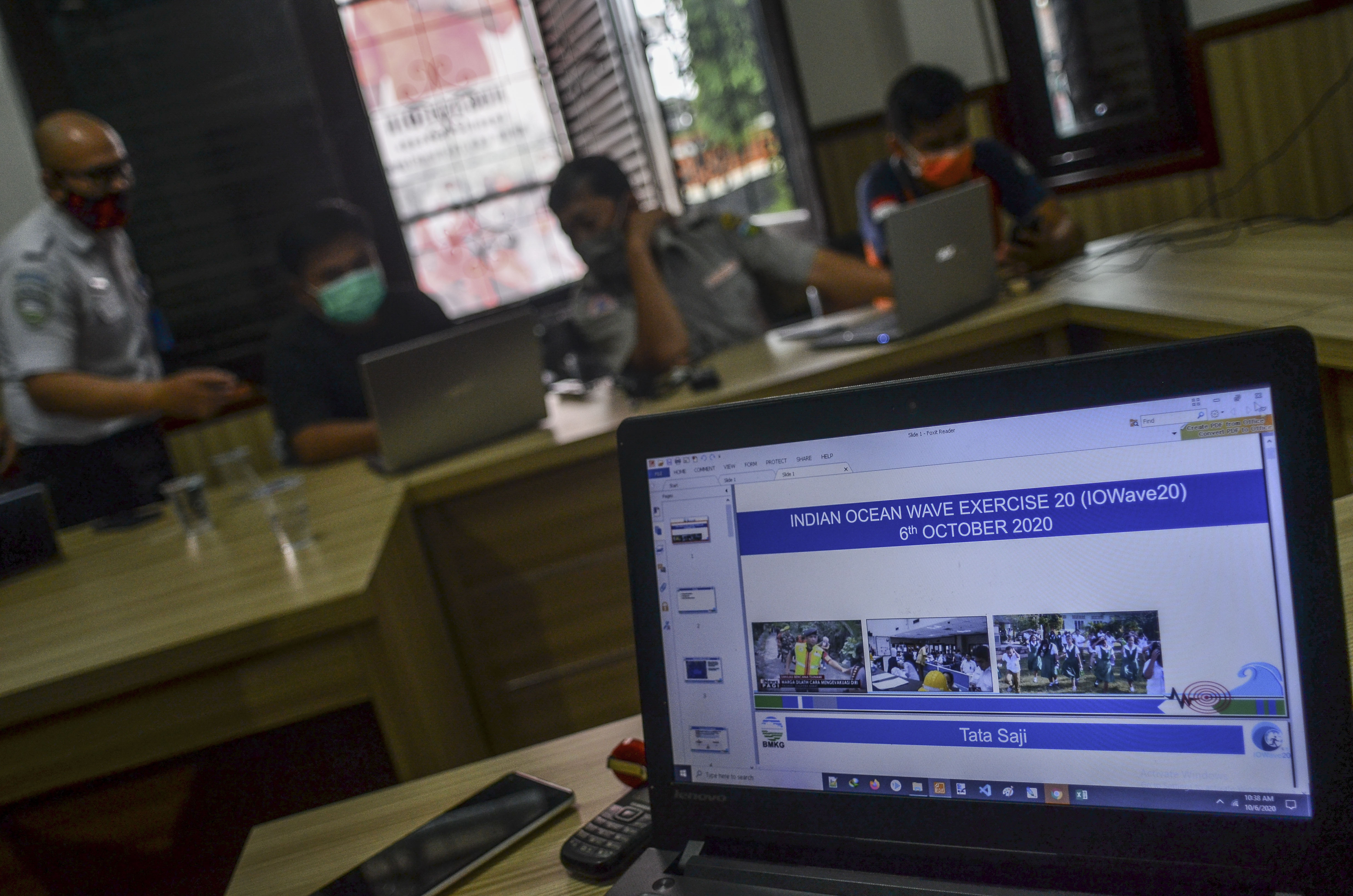 SIMULASI: Petugas BPBD dan BMKG Bandung mengikuti simulasi mitigasi dan evakuasi dini tsunami melalui virtual TTX di Kantor BPBD Tasikmalaya