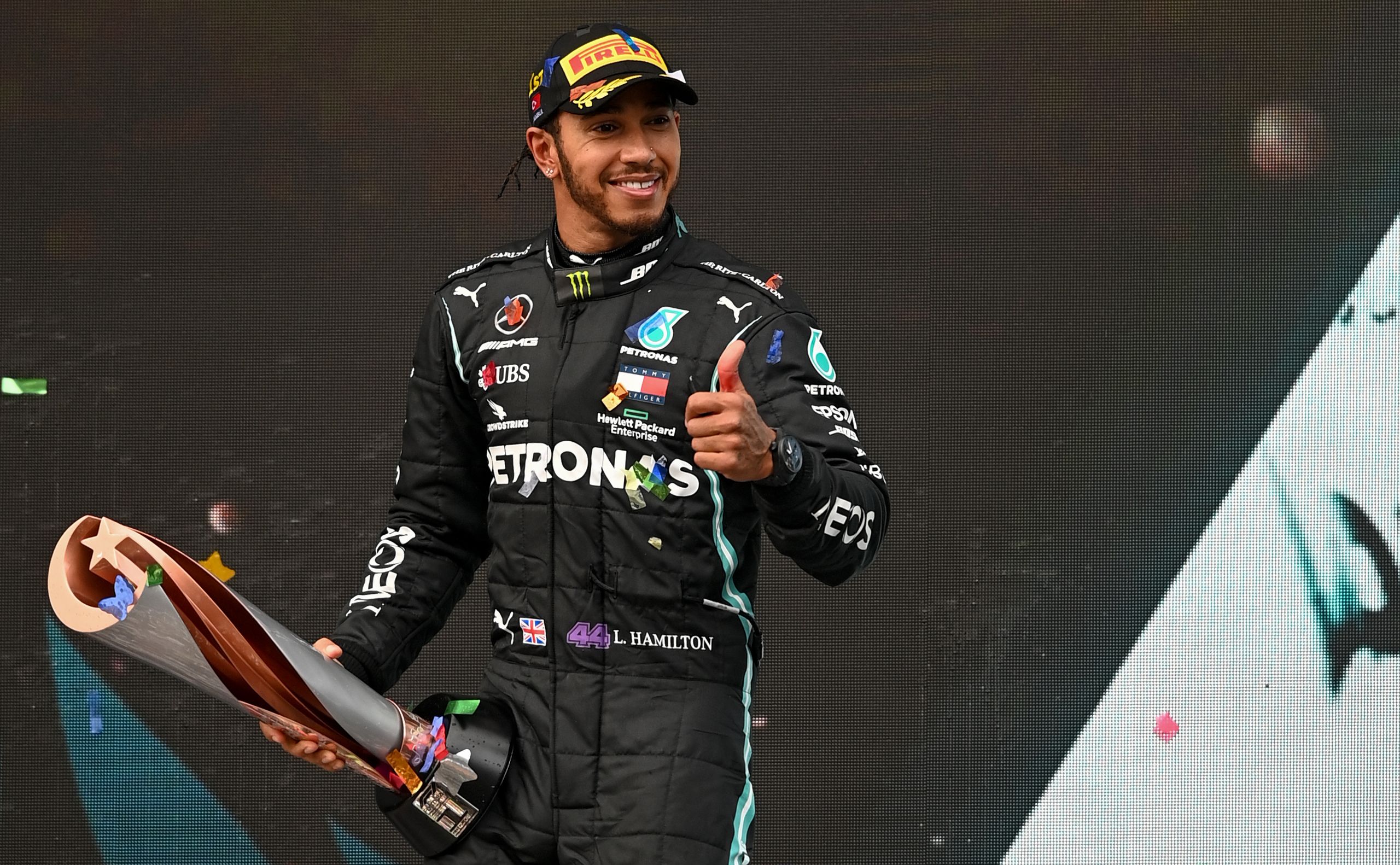 Pembalap asal Inggris, Lewis Hamilton, saat merayakan kemenangan.