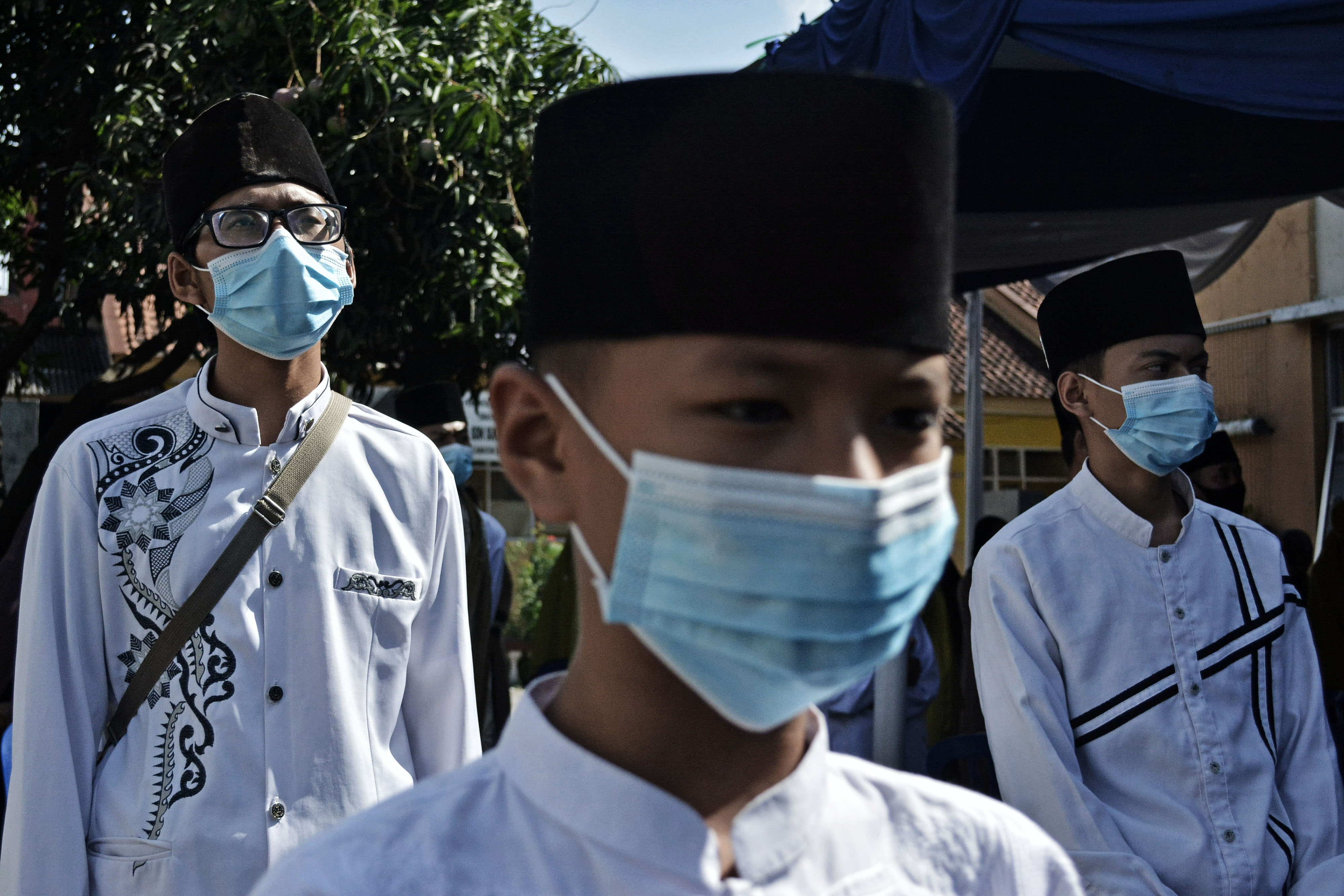 Santri menjalankan protokol kesehatan