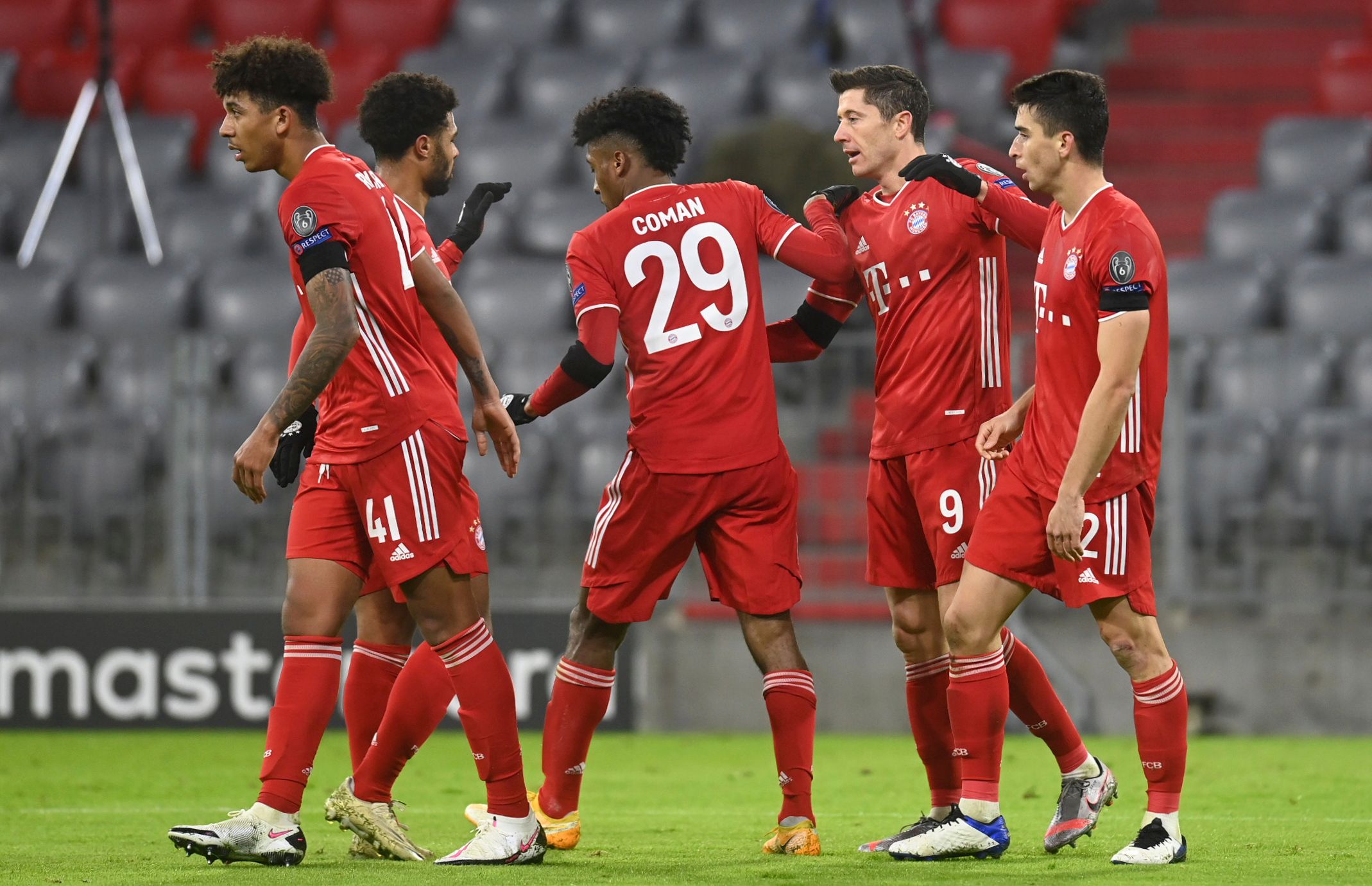 Pemain Bayern Muenchen melakukan selebrasi usai mencetak gol ke gawang RB Salzburg di laga Liga Champions.