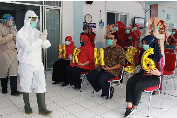 Kader kesehatan dan juga masyarakat umum memberikan tepuk tangan selama 56 detik untuk para tenaga kesehatan