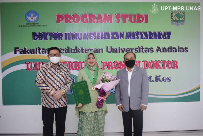 dr. Andi Julia Rifiana, M.Kes. berhasil meraih gelar Doktor dalam bidang ilmu kesehatan masyarakat di Universitas Andalas, Padang.