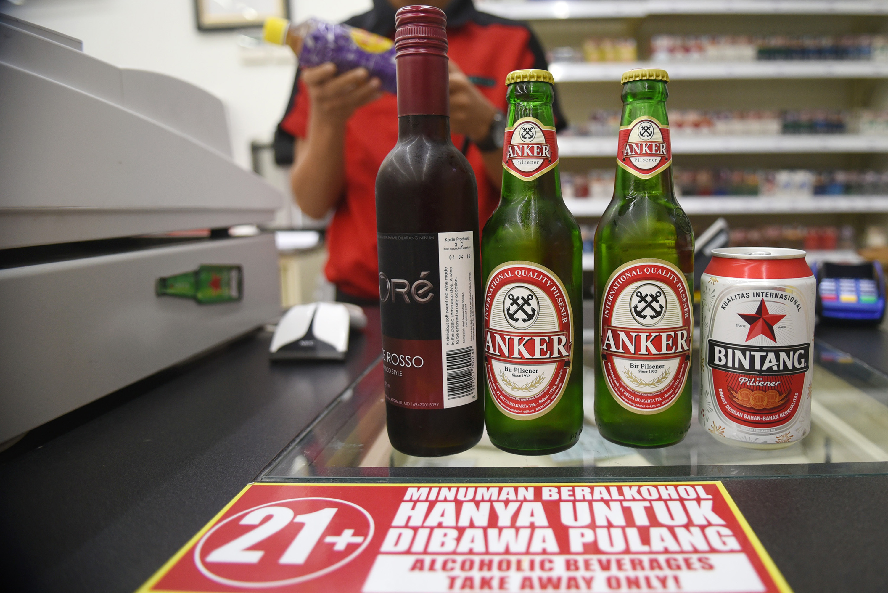 Sejumlah produk minuman beralkohol yang dijual di minimarket.