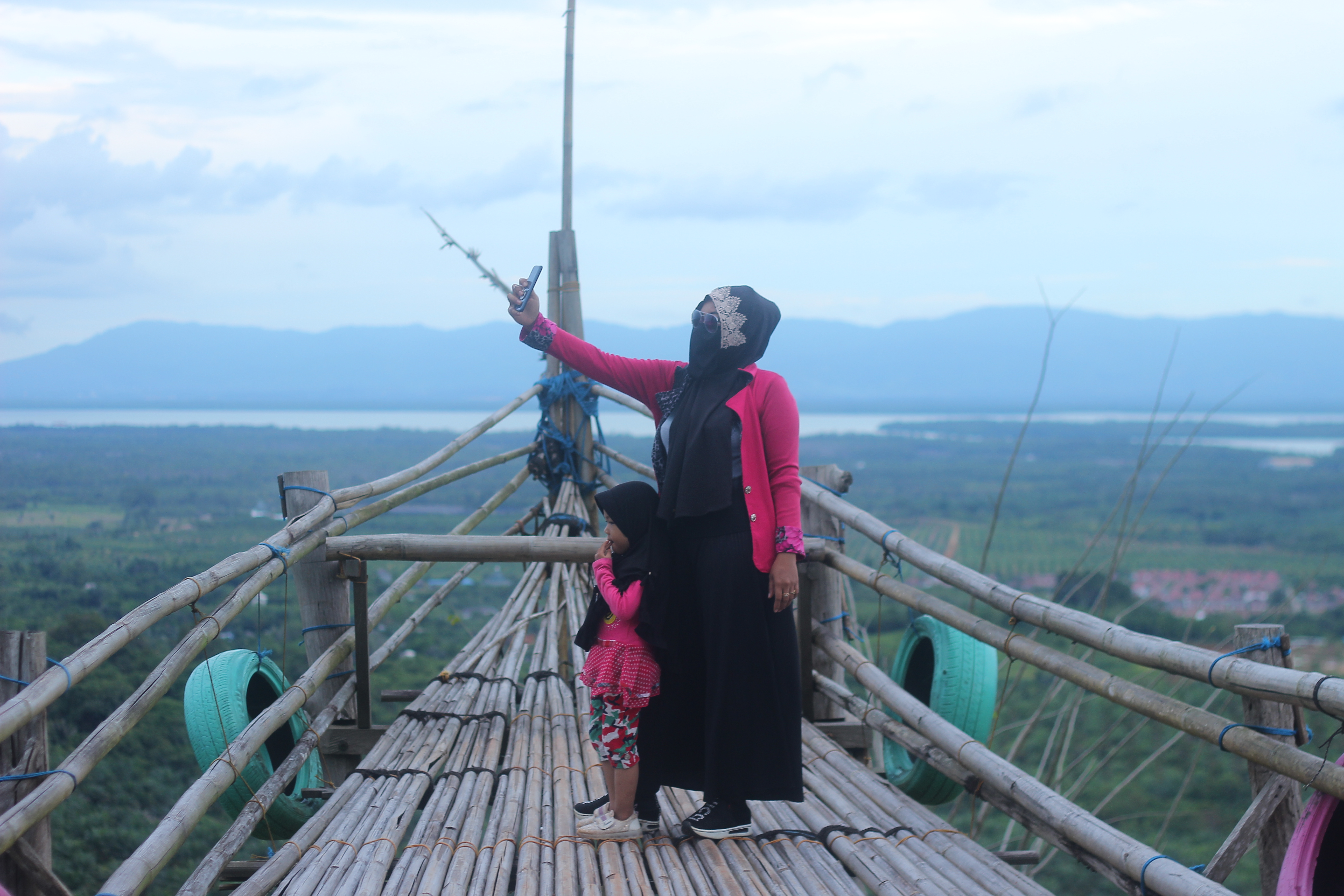 Warga berswafoto di obyek wisata alam Puncak Mayang Kabupaten Tanah Bumbu.