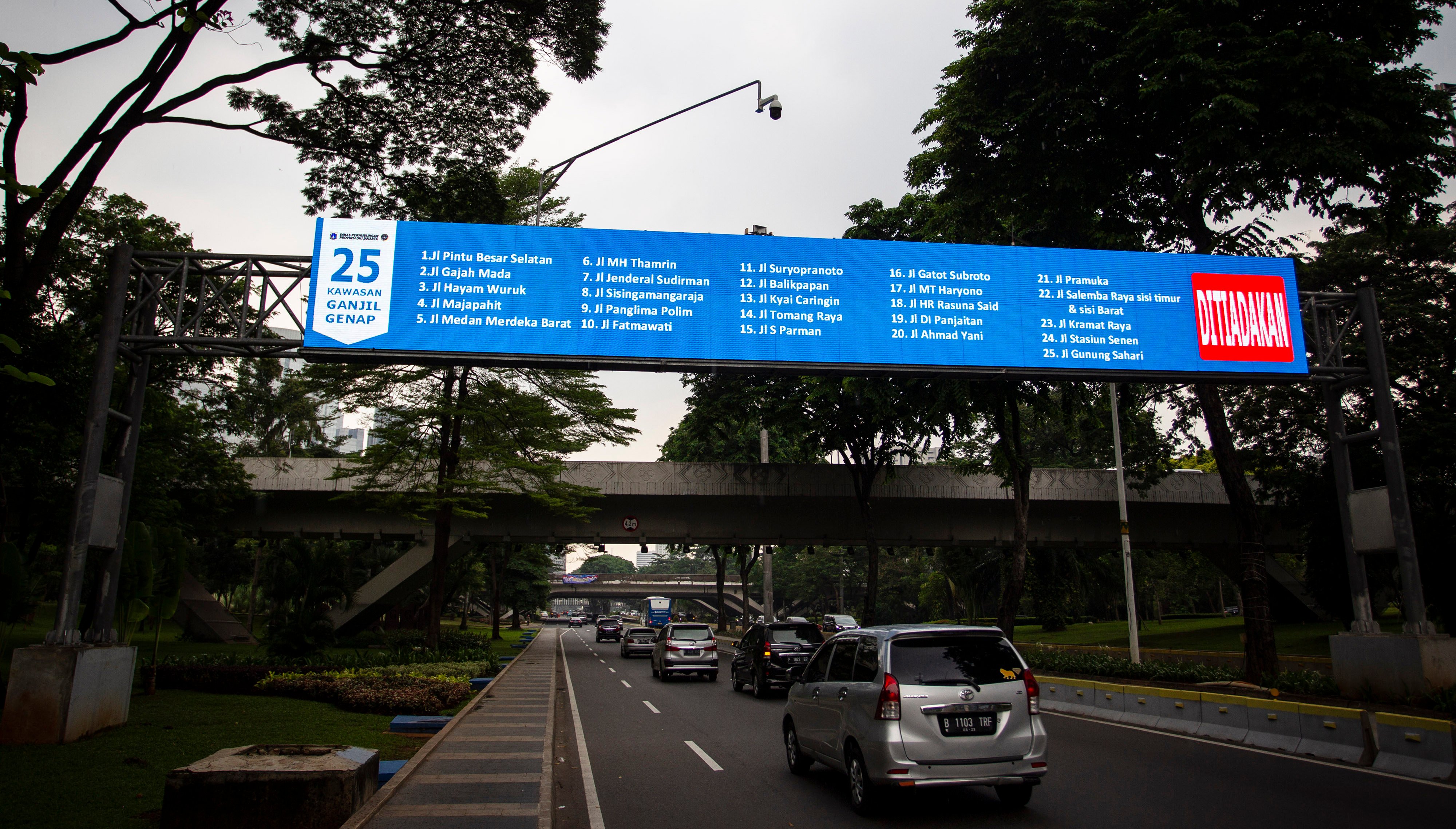 PERATURAN GANJIL GENAP DITIADAKAN: Kendaraan melintas di Jalan Jenderal Sudirman, Semanggi, Jakarta, Senin (26/10/2020)