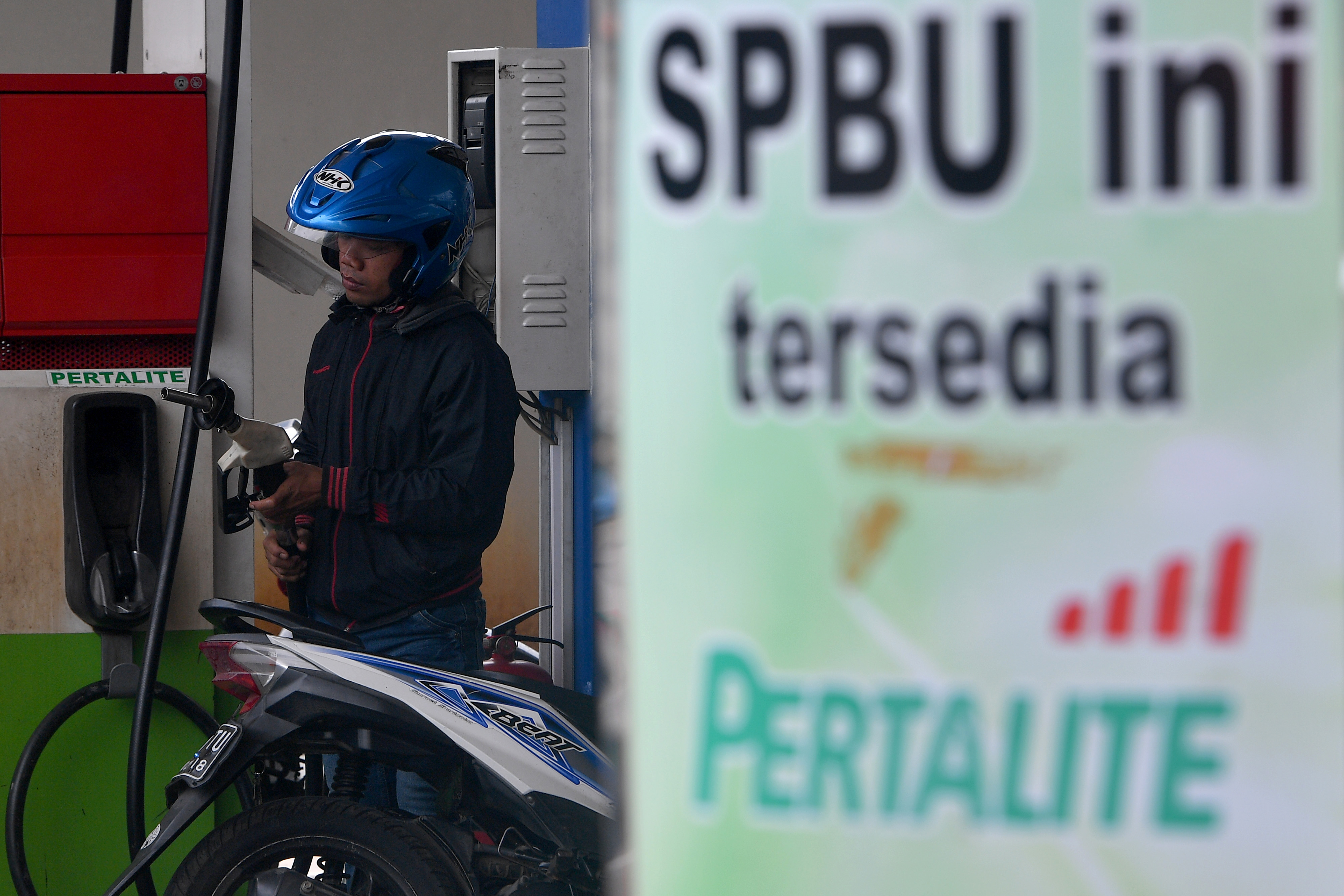 Pengendara motor mengisi kendaraannya dengan BBM jenis Pertalite di SPBU Abdul Muis, Jakarta.