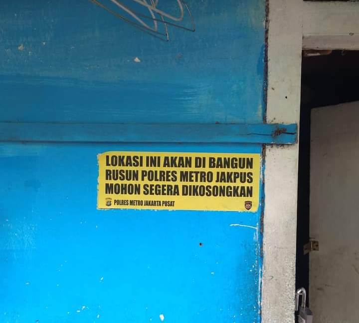 Warga Asrama Polri Menteng di Jln. Sutan Syahrir, Jakarta Puat, ditempeli stiker agar segera mengosongkan rumahnya.