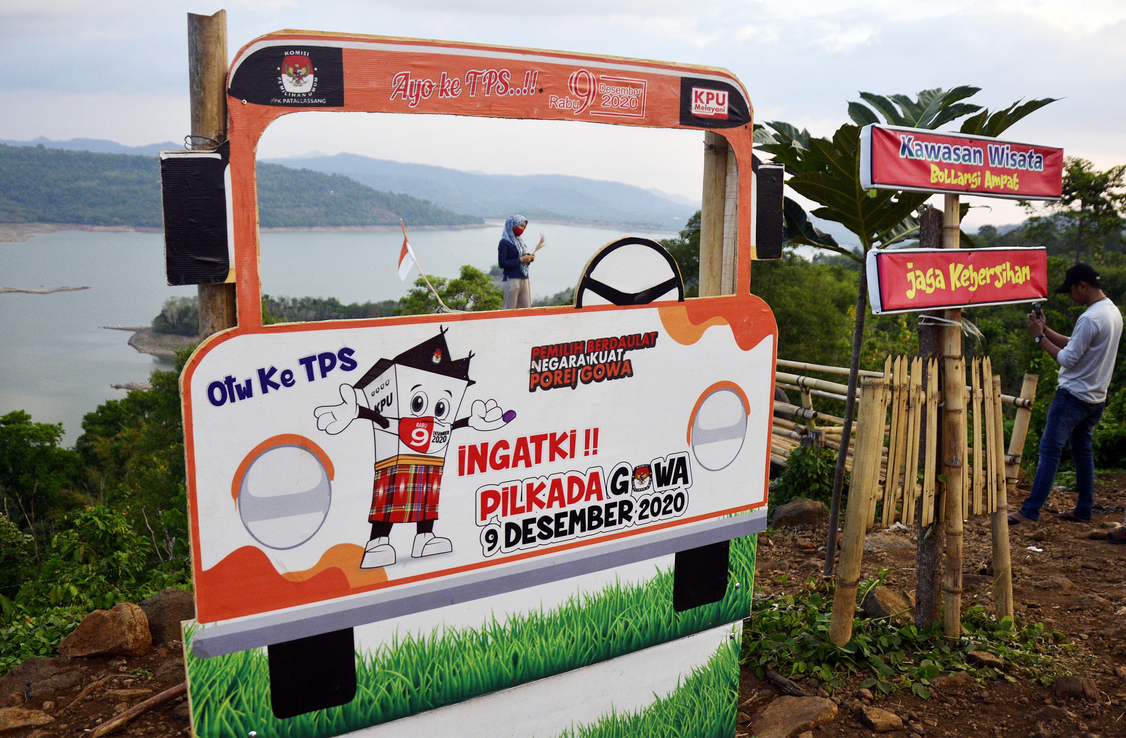 Papan sosialisasi Pilkada 2020 di kawasan wisata alam Bukit Bollangi di Desa Timbuseng, Kabupaten Gowa, Sulawesi Selatan