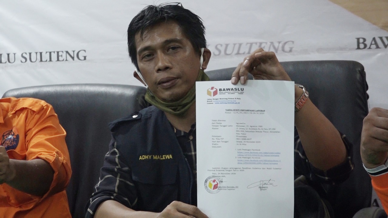 Ketua Tim Hukum Koalisi Rusdy - Ma'mun Adhy Mallewa menunjukkan laporannya ke Bawaslu Sulteng.