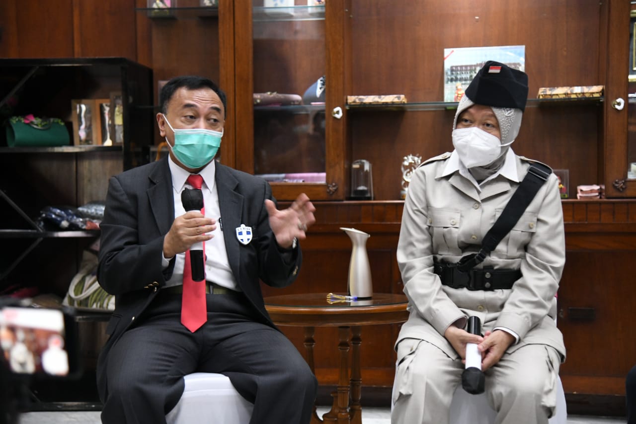 Staf Khusus KaBIN Mayjen TNI Suyanto dan Wali Kota Surabaya Tri Rismaharini