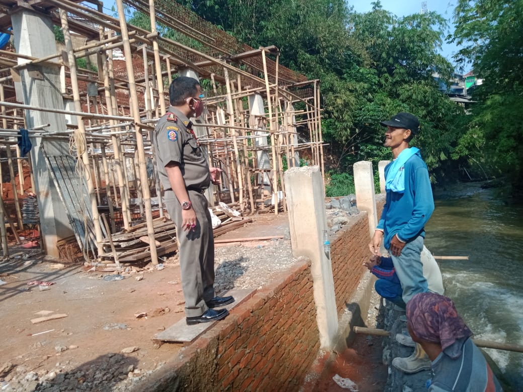 Satpol PP menertibkan bangunan di bantaran Sungai Cikupa