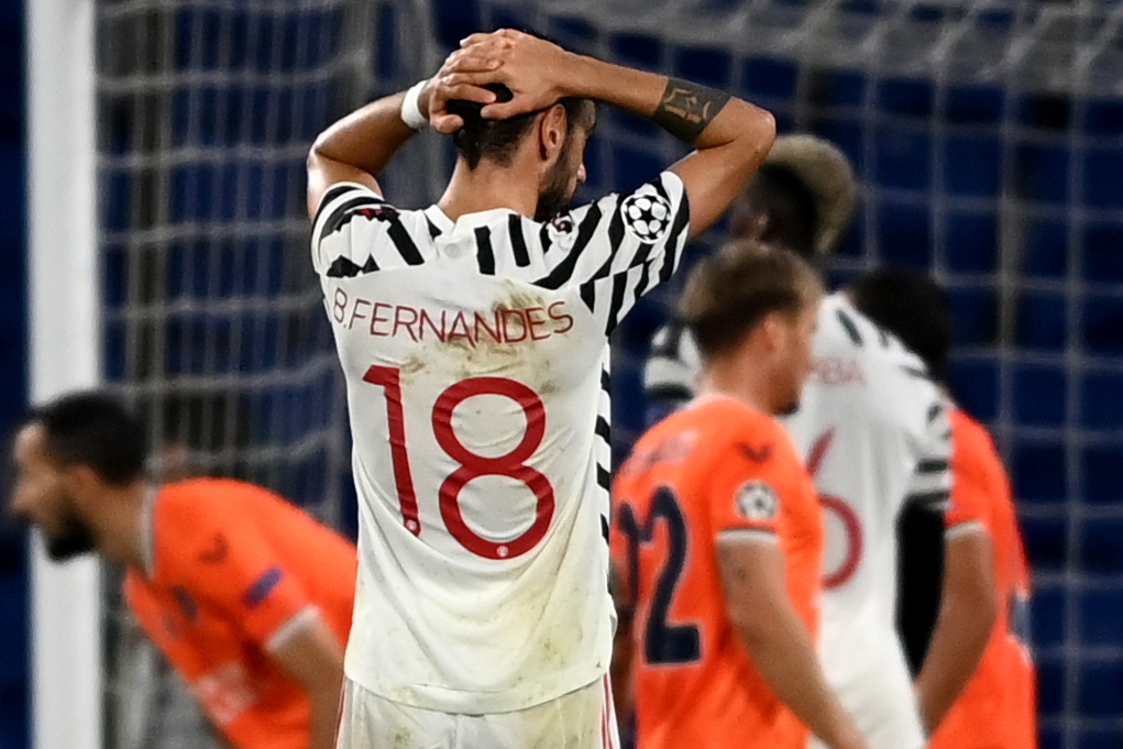 Gelandang Manchester United Bruno Fernandes beraksi dalam laga Liga Champions melawan Basaksehir.