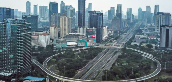 Foto udara kawasan pusat bisnis di Jakarta yang lengang saat pemberlakuan pembatasan sosial berskala besar (PSBB), Jumat (10/4/2020).