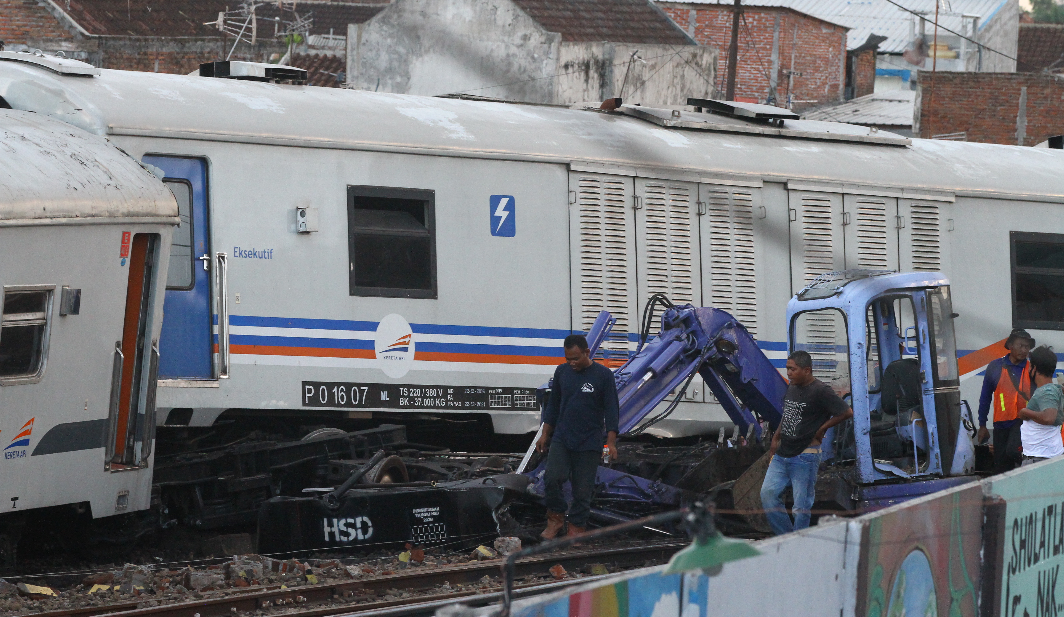 Rangkaian gerbong yang meluncur tanpa lokomotif lalu anjlok di Stasiun Kota Malang