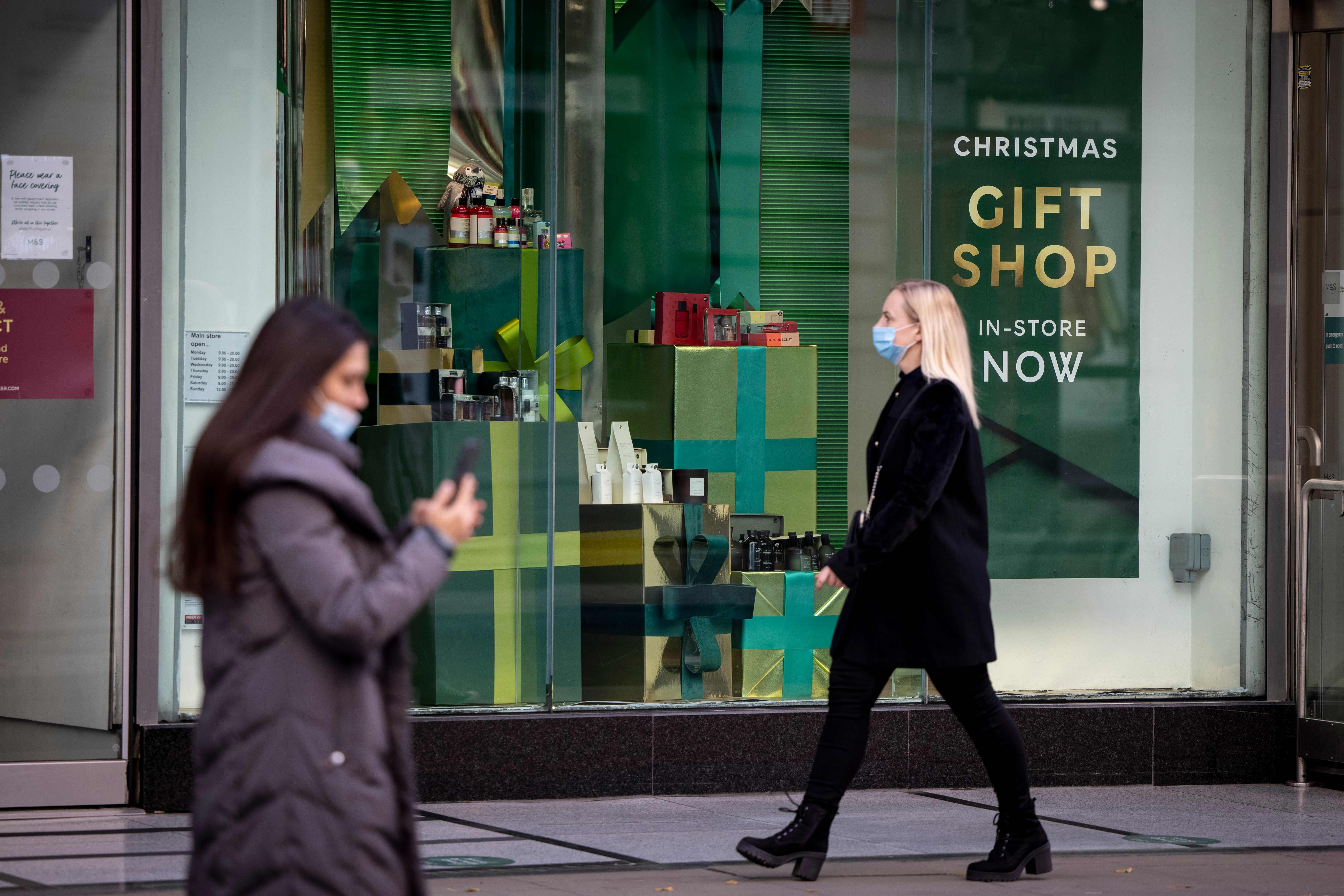 Sejumlah warga berjalan di depan pertokoan yang tutup di London, Inggris. Pemerintah Inggris akan melonggarkan penguncian menjelang Natal.