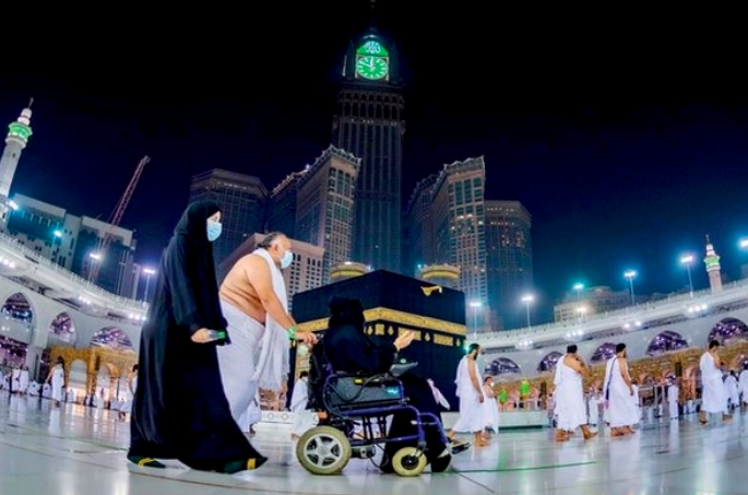 Jemaah melakukan tawaf/mengelilingi kabah sebanyak 7 kali sebagai bagian dari ibadah umrah di Masjidil Haram, Mekah, Arab Saudi, kemarin.