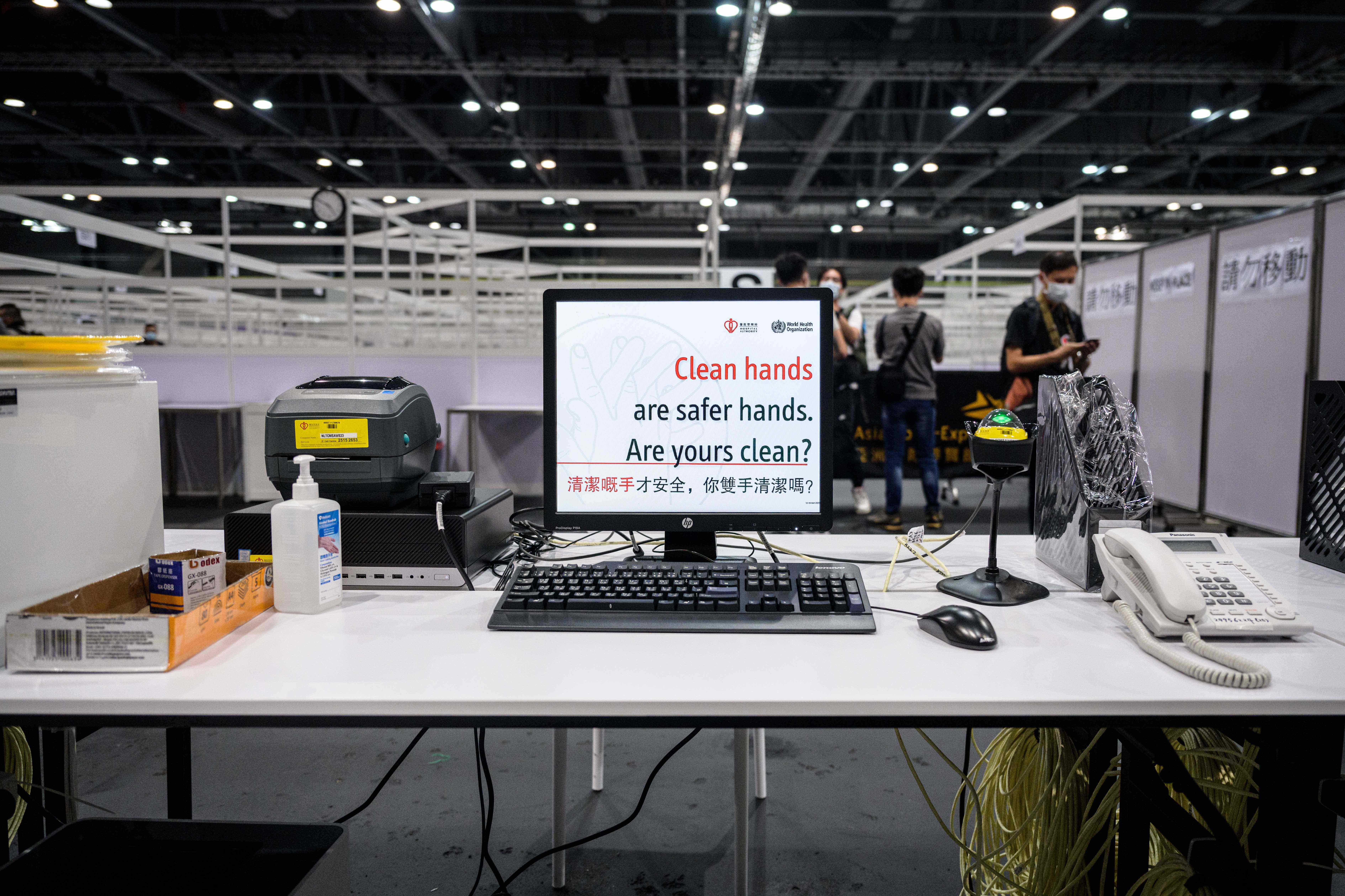 Meja pendaftaran di AsiaWorld-Expo yang menampung pasien OTG covid-19 di Hong Kong.
