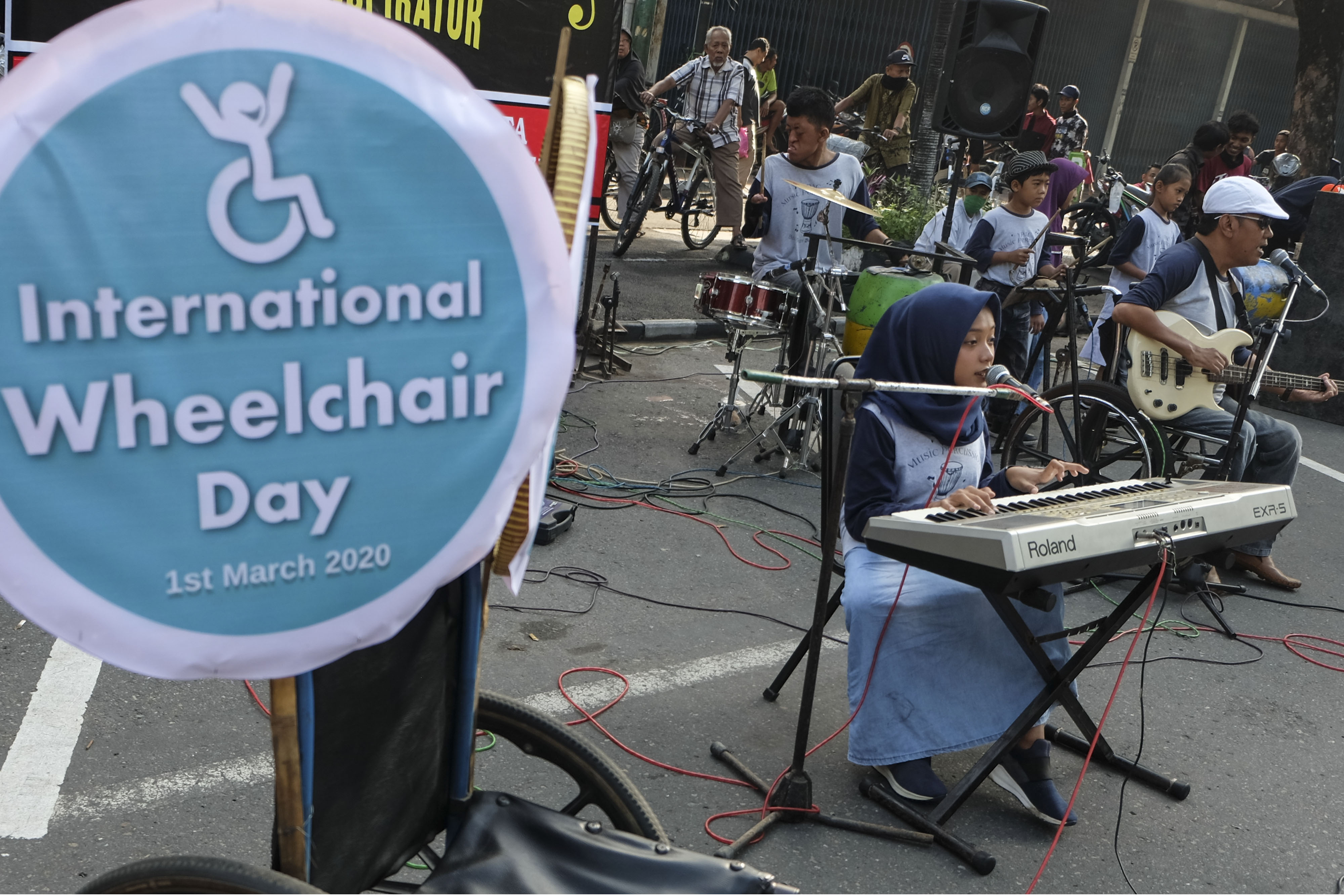 PENTAS: Siswa YPAC Solo menggelar pentas musik untuk pengembangan minat dan bakat sekaligus media terapi kesehatan. 