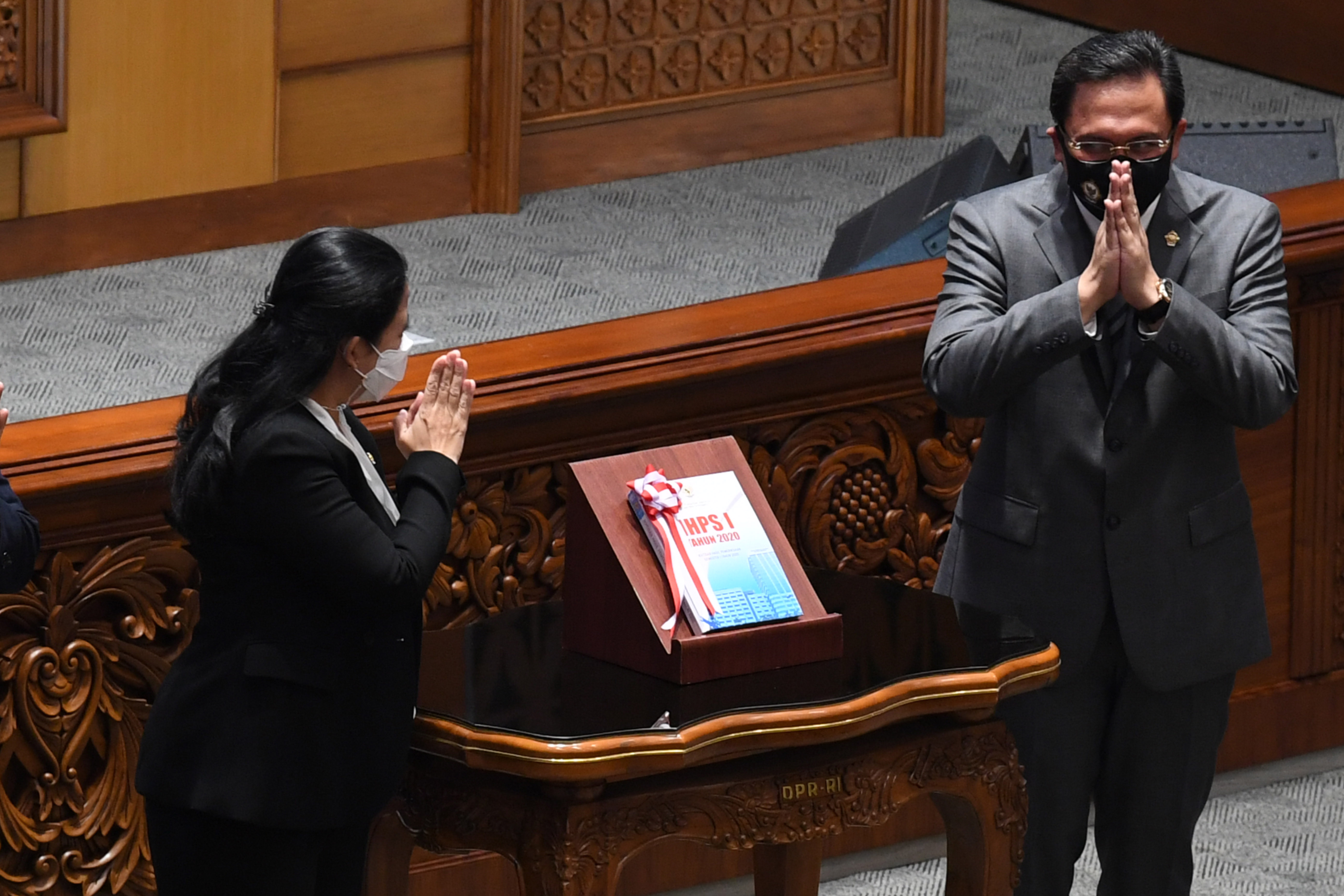 Ketua DPR Puan Maharani, menerima Ikhtisar Hasil Pemeriksaan Semester (HPS) I Tahun 2020 beserta LHP dari Ketua BPK Agung Firman Sampurna.