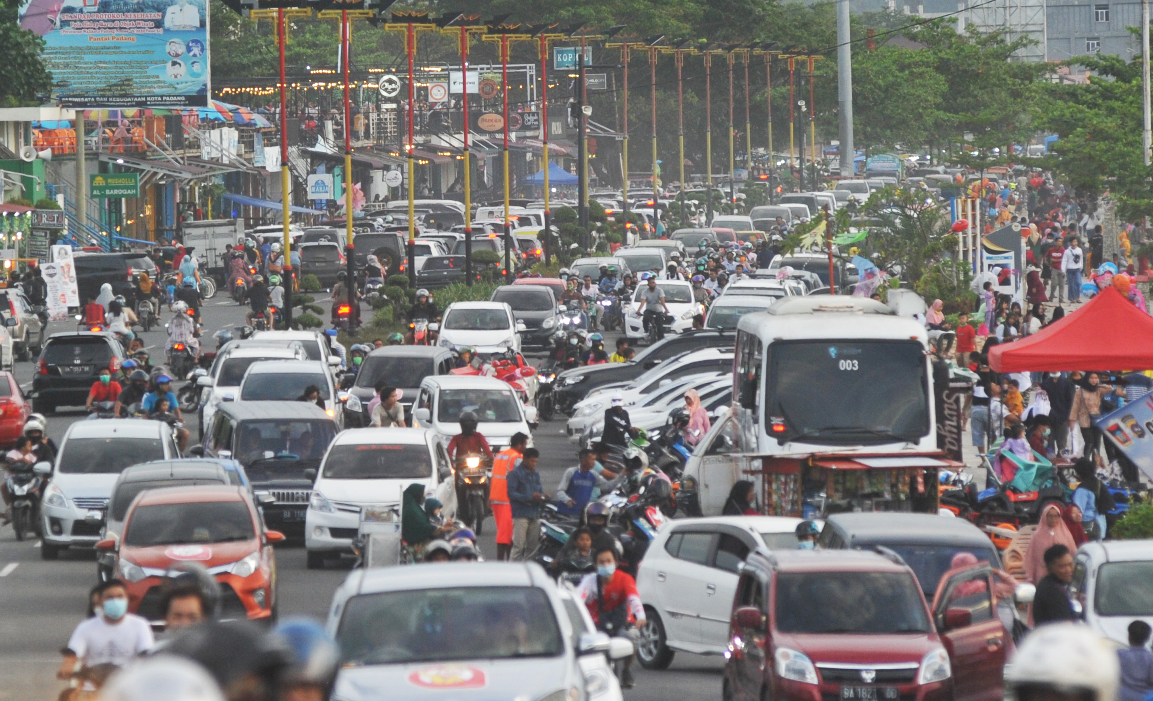 Sejumlah pengunjung memadati kawasan Pantai Padang, Sumatra Barat, Minggu (1/11).