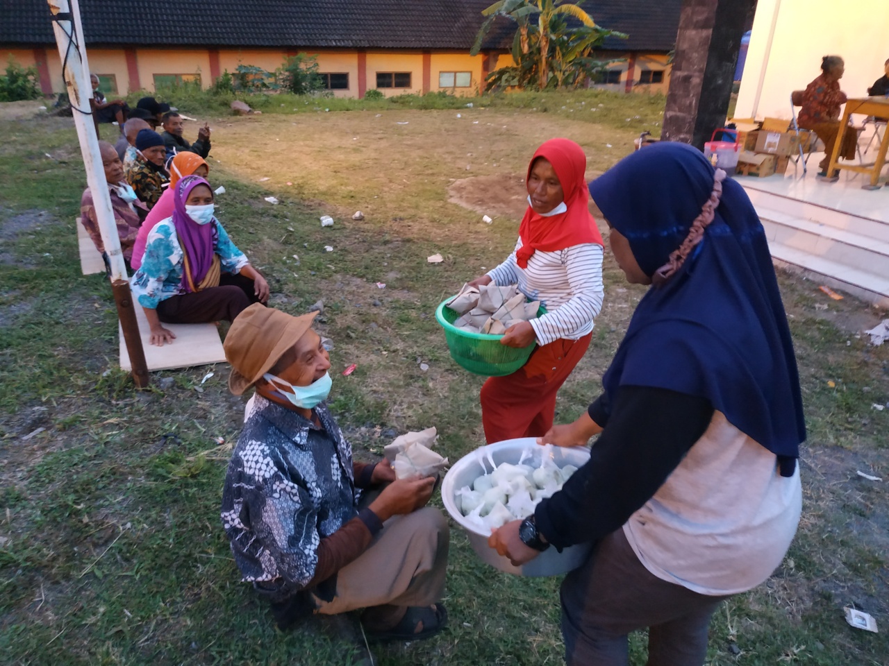 Relawan membagikan nasi bungkus kepada pengungsi erupsi Merapi di Desa Glagaharjo, Kabupaten Sleman, DIY.
