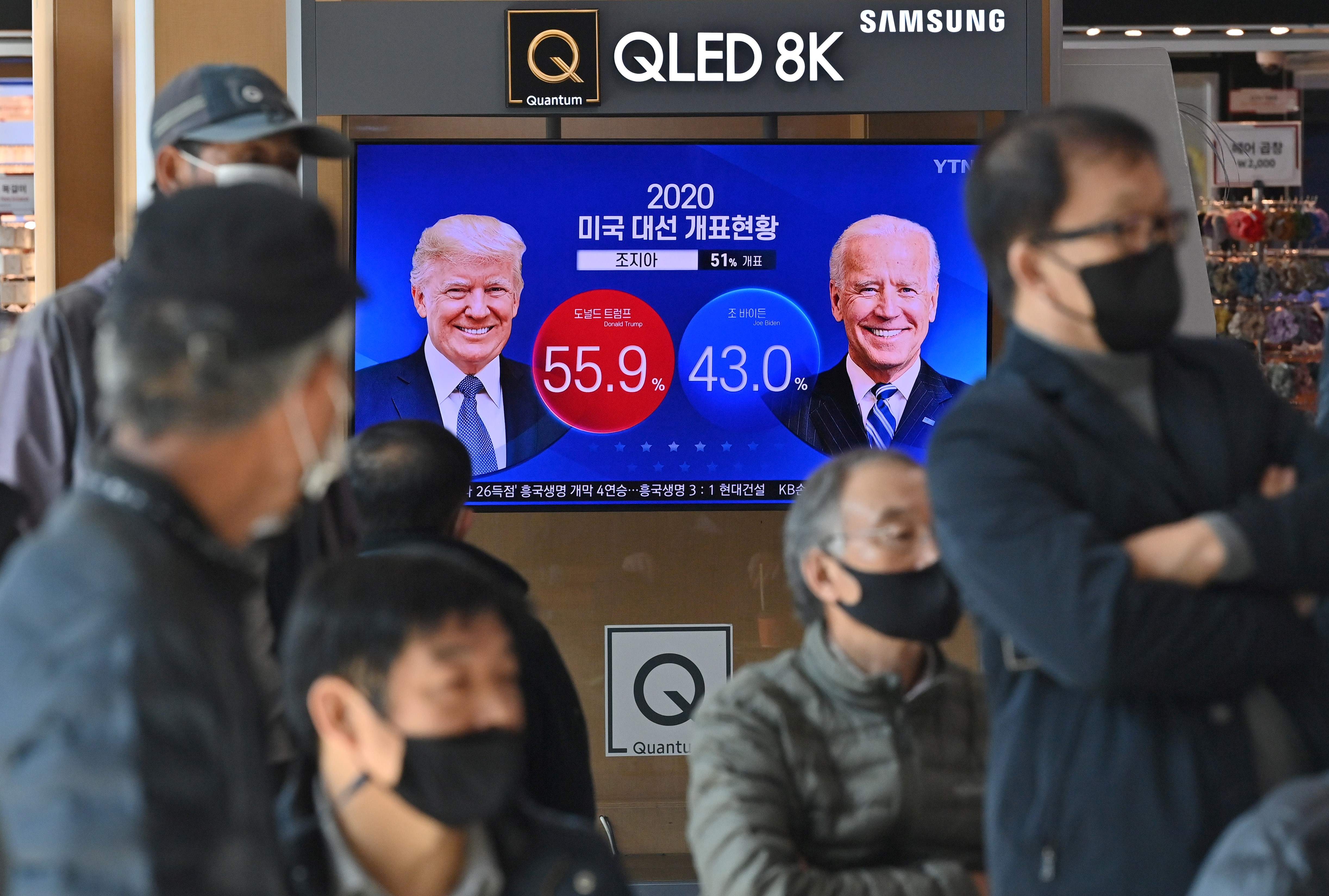 Warga di berbagai dunia menyaksikan penghitungan suara pilpres AS