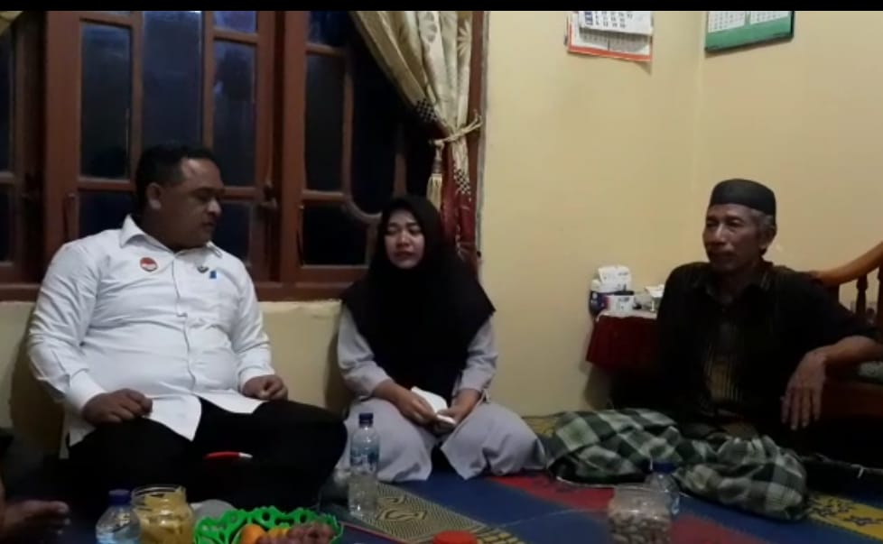 Mujijah (tengah) pekerja migran Indonesia yang dipulangkan setelah diisolasi selama enam bulan di Arab Saudi.