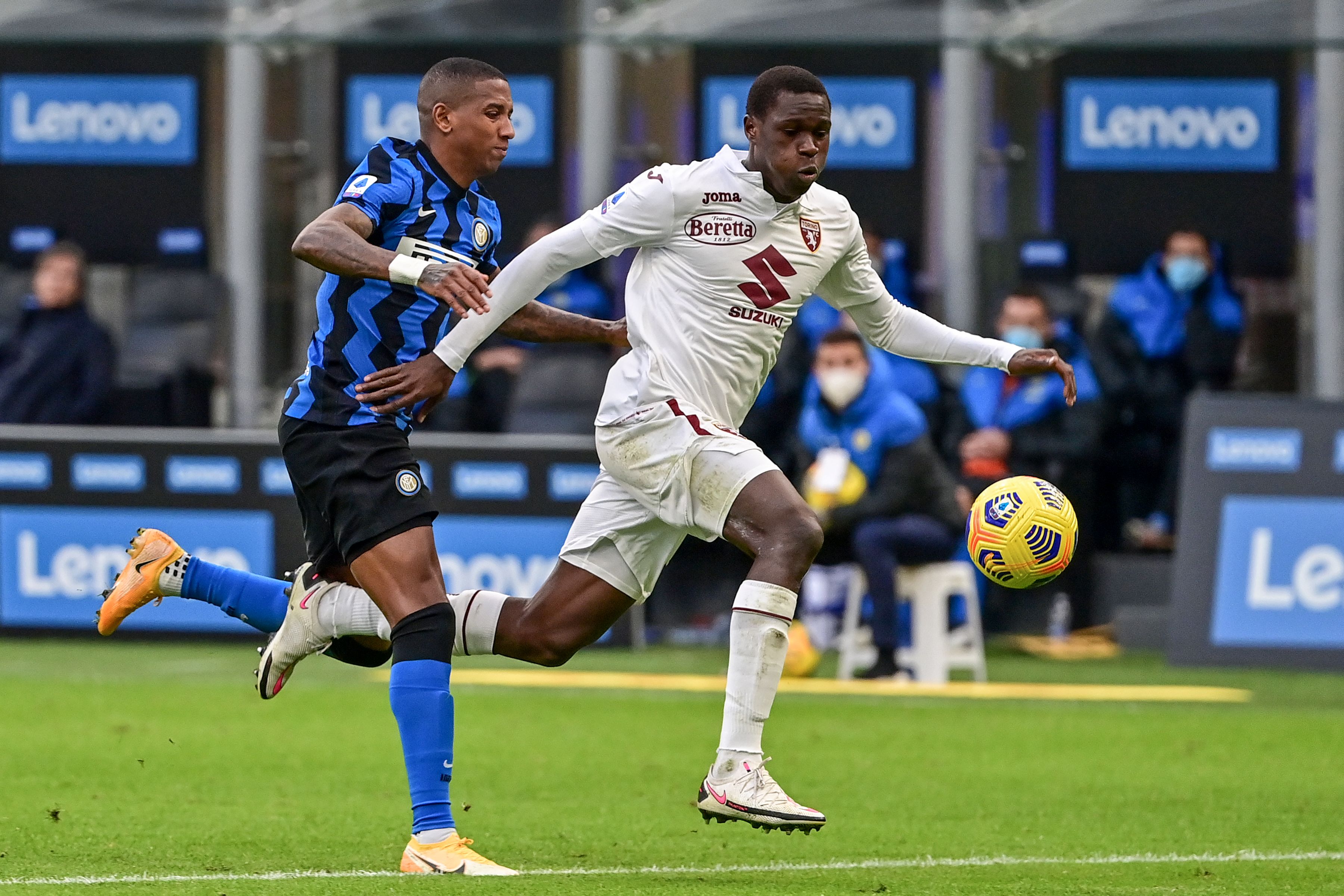 Bek Torino Wilfried Singo (kanan).