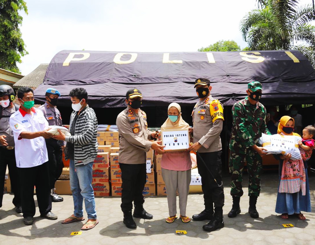 Kapolda Jateng Irjen Pol Ahmad Lutfi (tengah) memberikan bantuan kepada pengungsi di Balai Desa Balerante. 
