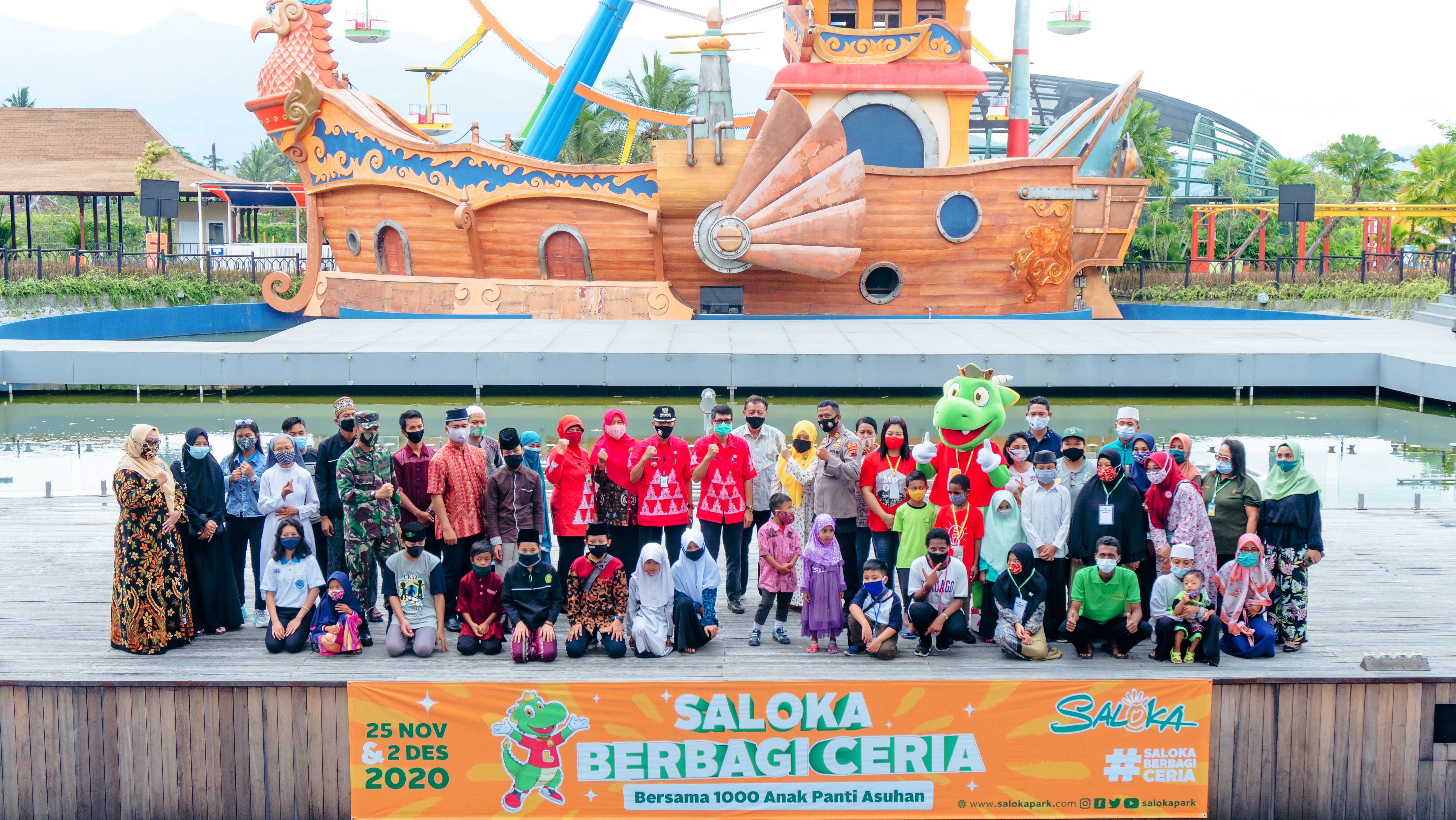 Perwakilan anak panti dan pengasuh mereka berfoto bersama Kepala Dinsos Kabupaten Semarang, Bapak Gunadi.