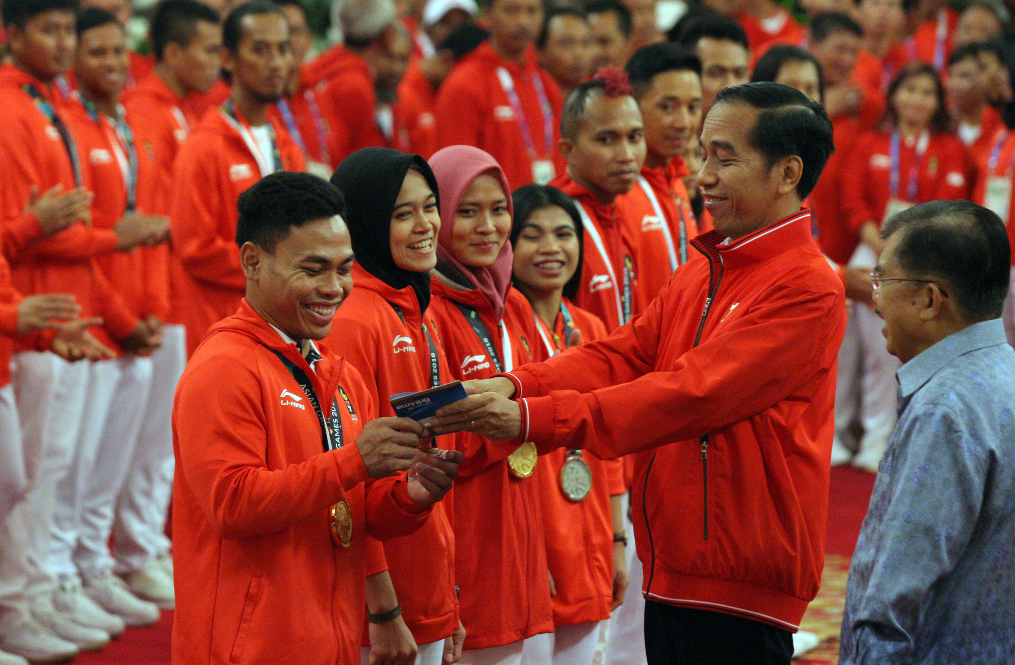 Presiden Joko Widodo saat memberikan bonus kepada perwakilan atlet peraih medali Asian Games 2018.