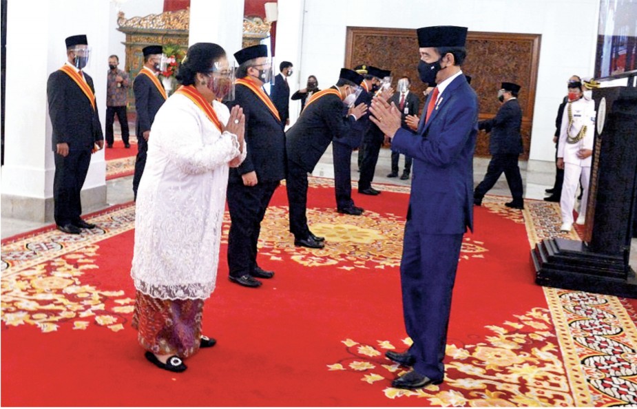 Presiden Joko Widodo memberikan ucapan selamat kepada Menteri Lingkungan Hidup dan Kehutanan RI 2014-2019 Siti Nurbaya Bakar.