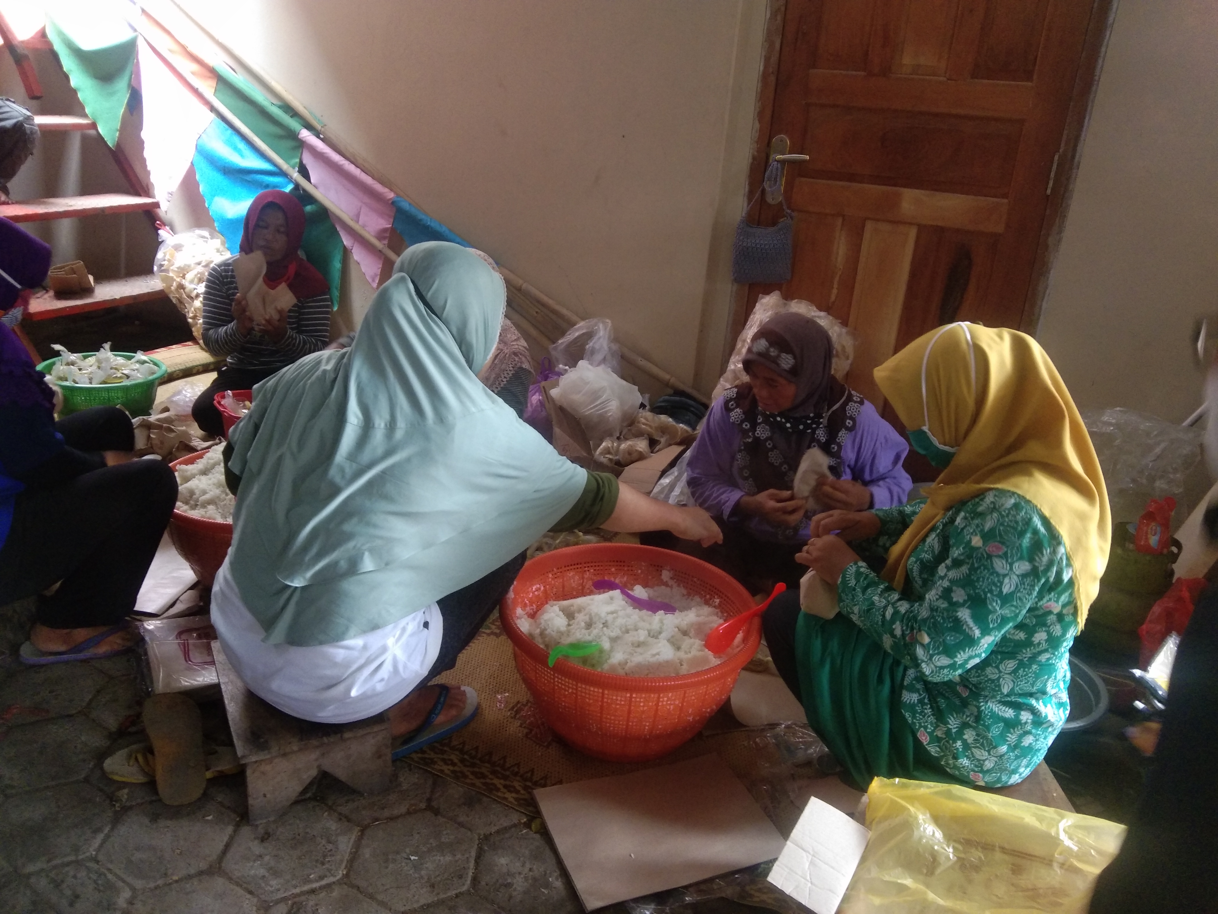 Relawan menyiapkan nasi bungkus untuk pengungsi Gunung Merapi di Glagaharjo, Kabupaten Sleman, DIY, Kamis (12/11/2020).