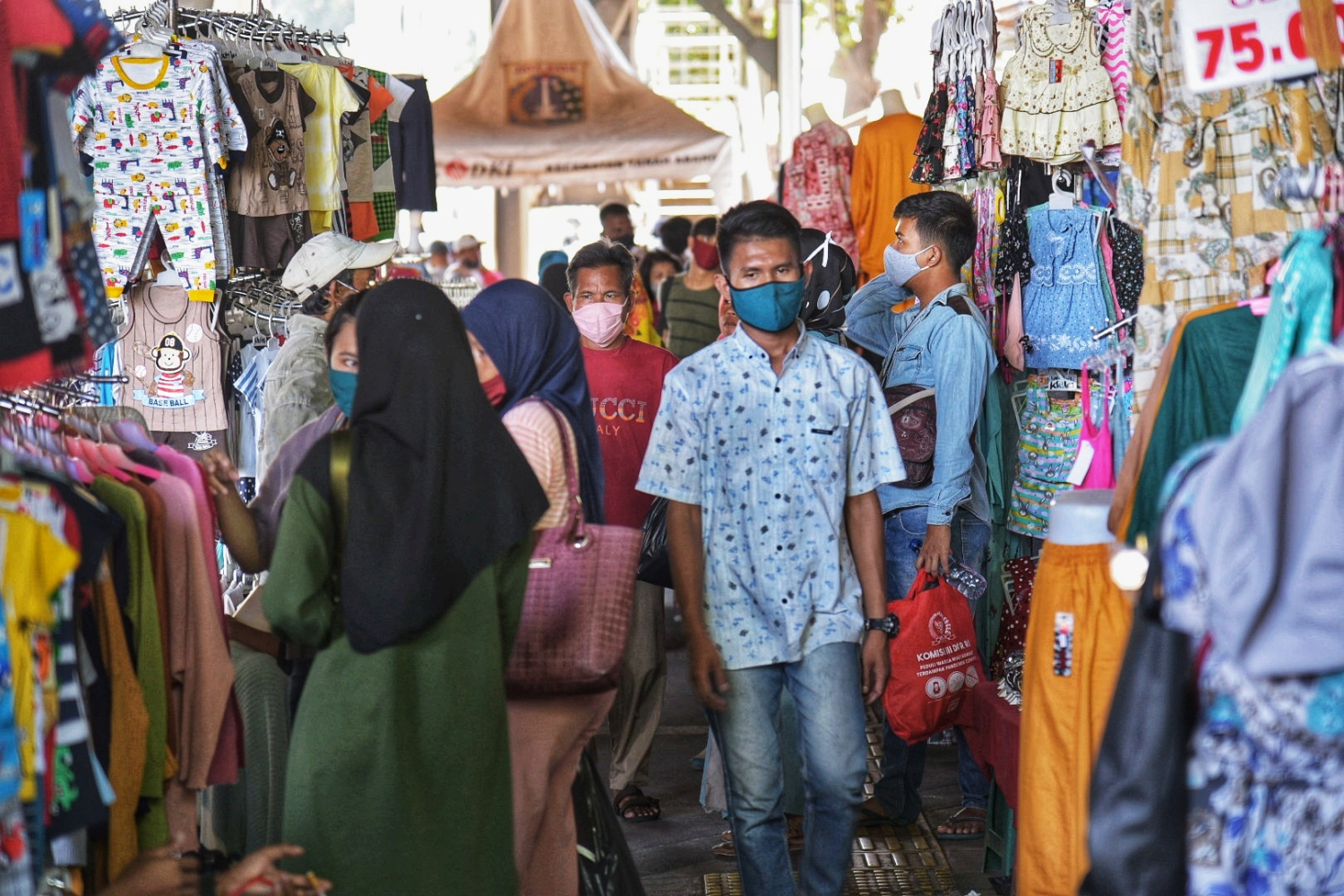 Warga berbelanja di kawasan Tanah Abang